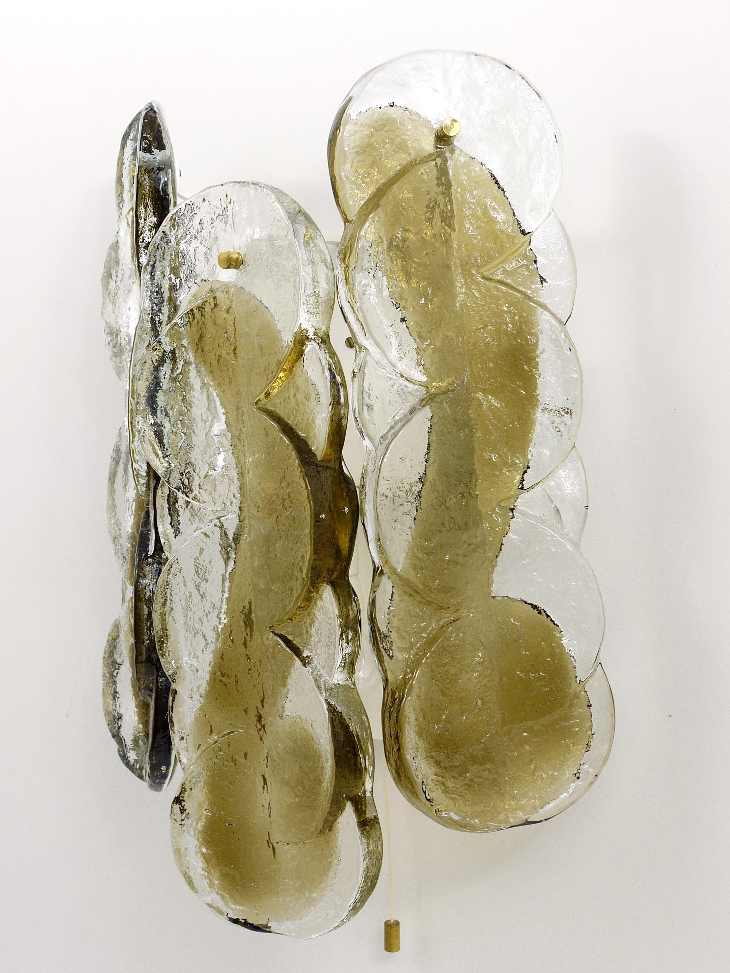 Ein Paar von J.T. Kalmar Citrus Swirl Eisglas Wandleuchten, Österreich, 1970er Jahre im Zustand „Gut“ im Angebot in Vienna, AT