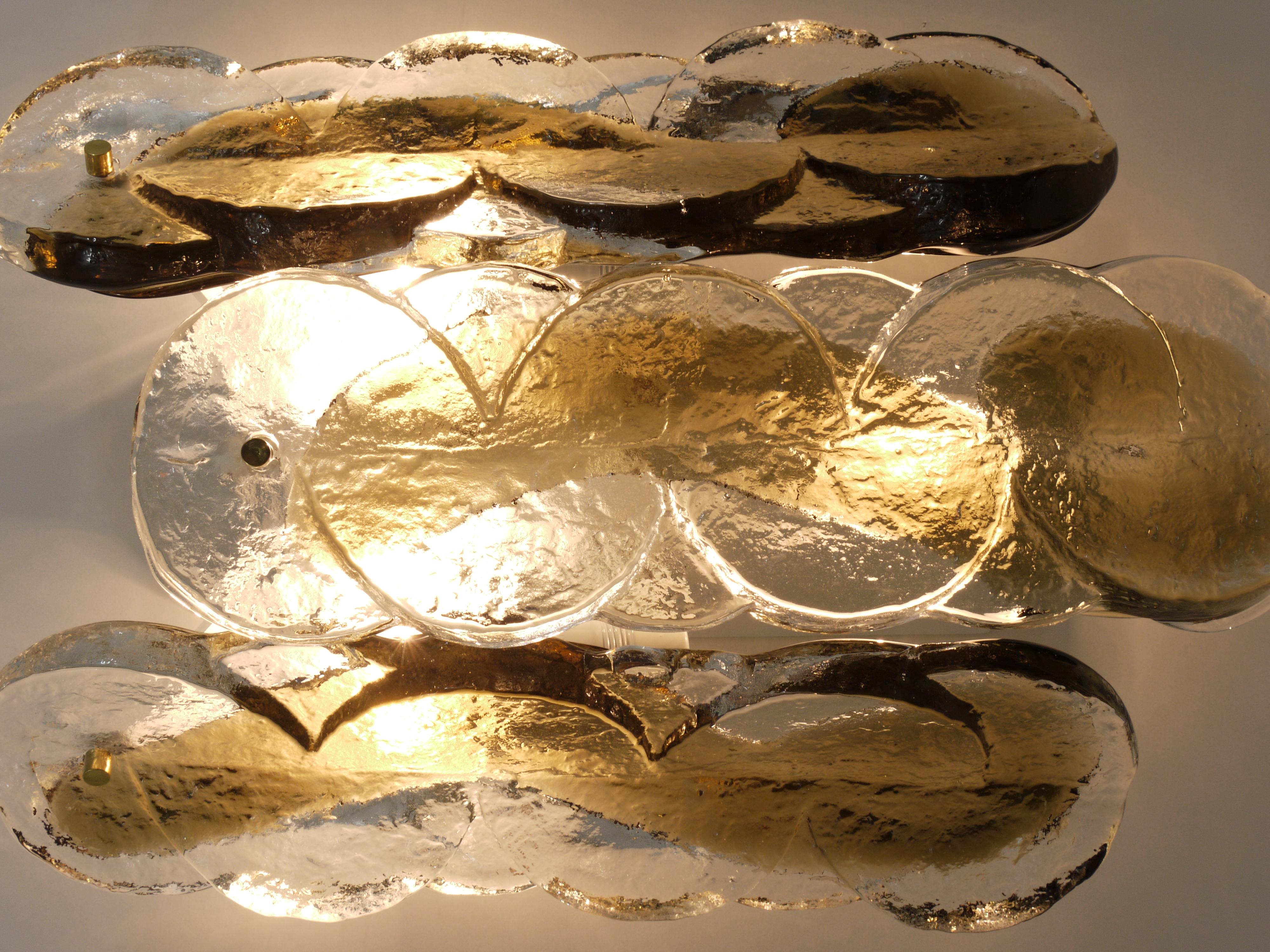 Ein Paar von J.T. Kalmar Citrus Swirl Eisglas Wandleuchten, Österreich, 1970er Jahre (Metall) im Angebot