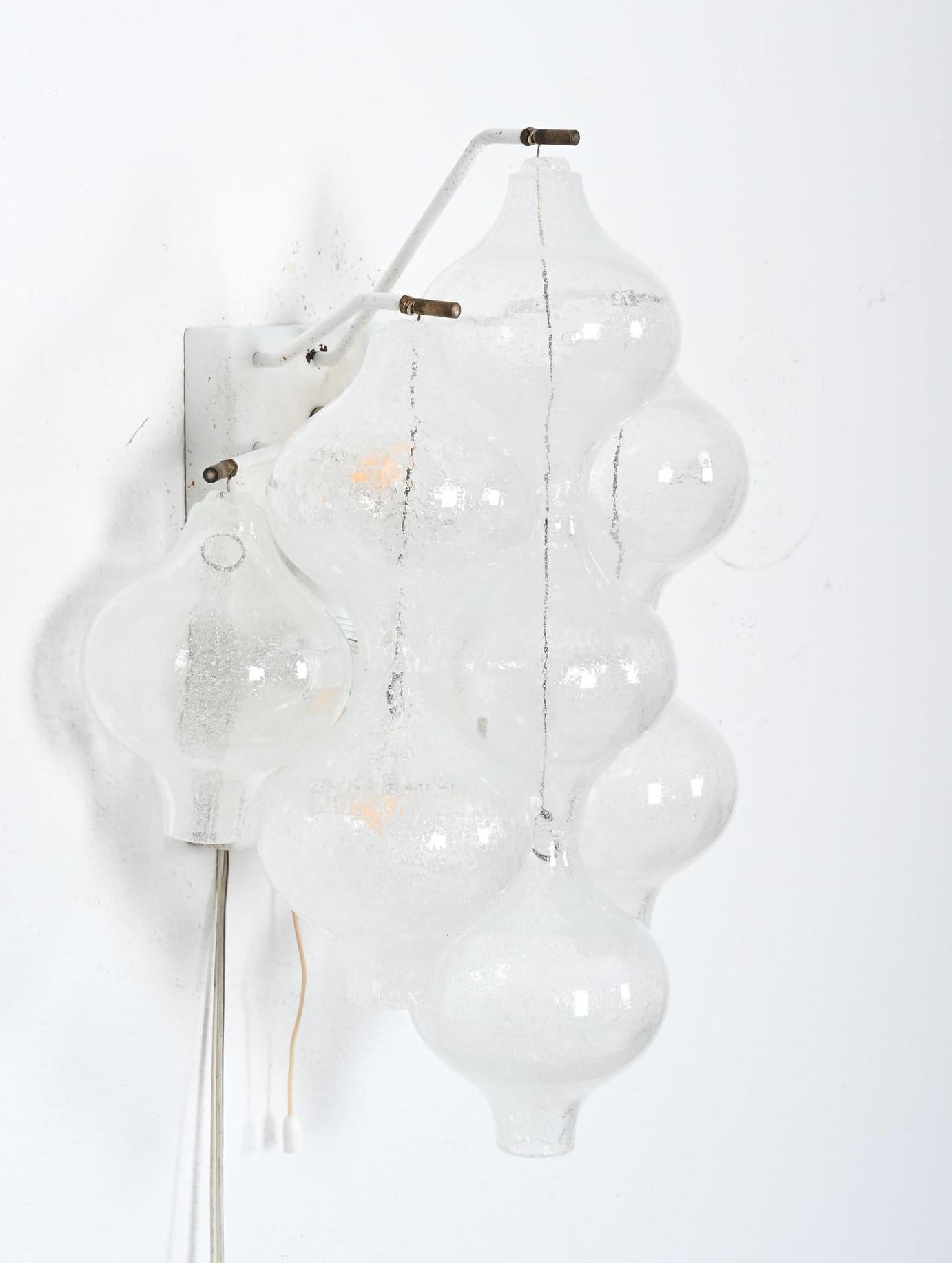 Mid-Century moderno Una coppia di AT&T. Kalmar Tulipan Lampade da parete in vetro, lampade da parete e sconsigliate in vendita