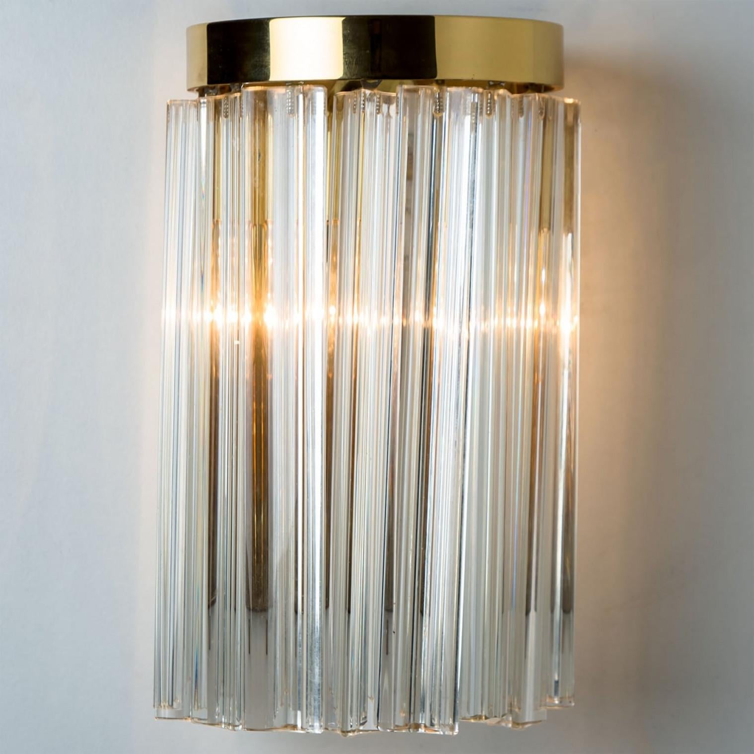 A Pair of Kalmar Clear Brass Glass Wall Lights, 1970 In Good Condition For Sale In Rijssen, NL