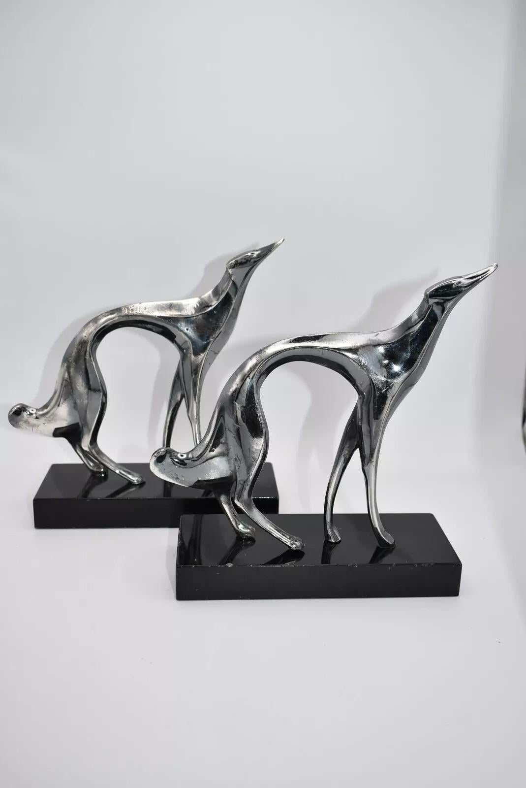 XX secolo Coppia di sculture in bronzo argentato di Karl HagenaurArt Deco raffiguranti cani levrieri in vendita