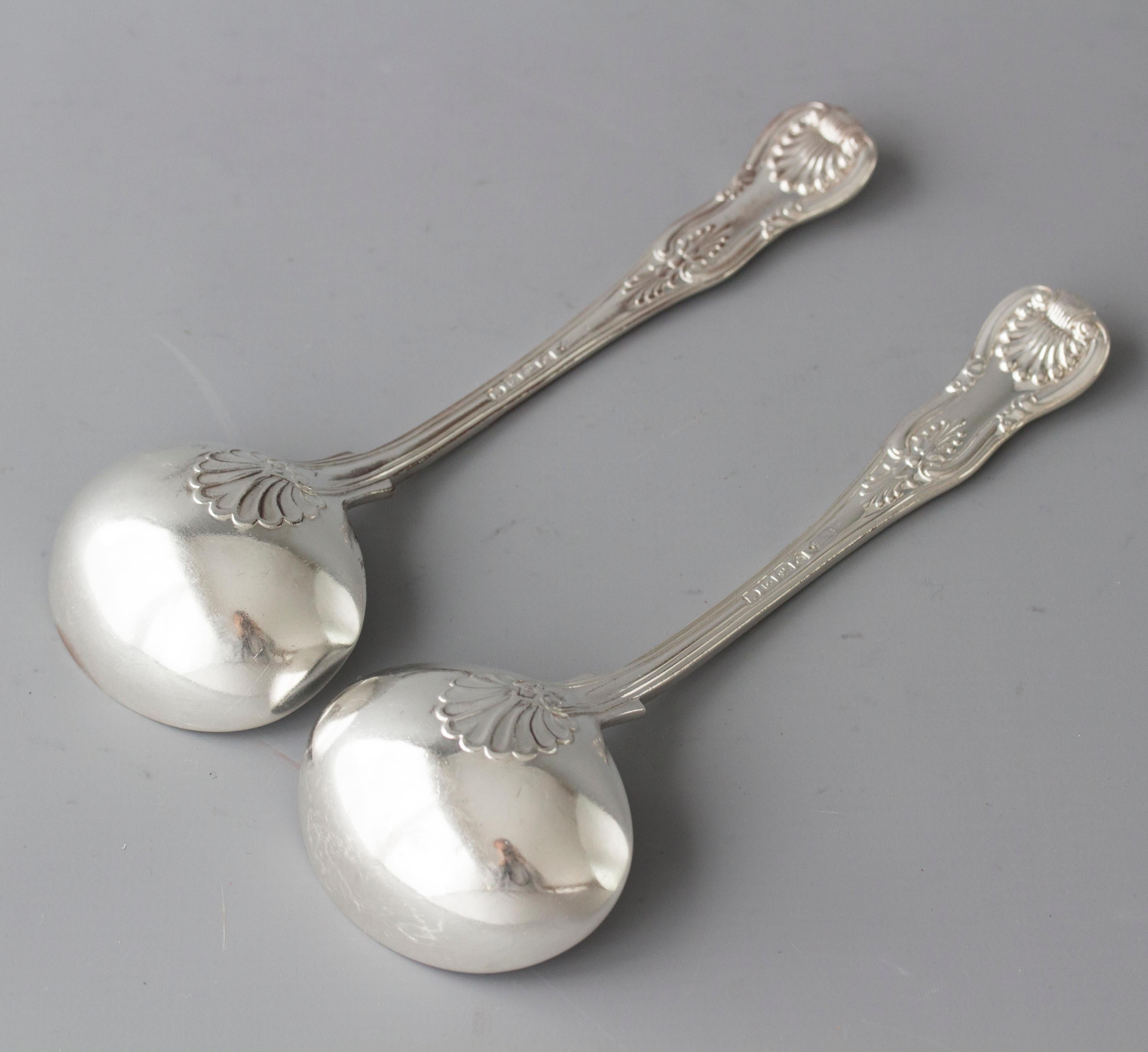 This highly collectable pair of Kings pattern silver sauce ladles are in the sought-after double-struck standard form with the diamond heel, with a plain bowl.

Hallmarked for London 1834, makers mark WE for William Eaton.

Measures: Length 17