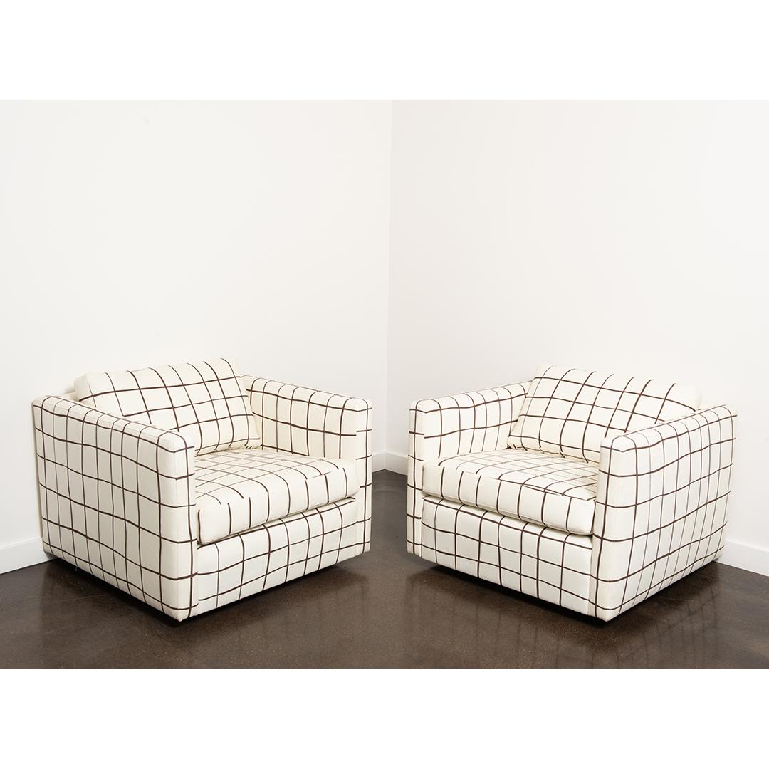 Cette paire de fauteuils club Pfister de Knoll a une forme cubiste et repose sur une base apparemment flottante. S'inspirant de la forme géométrique des chaises, les coussins ont été remplacés et retapissés dans un lin Painterly Windowpane de