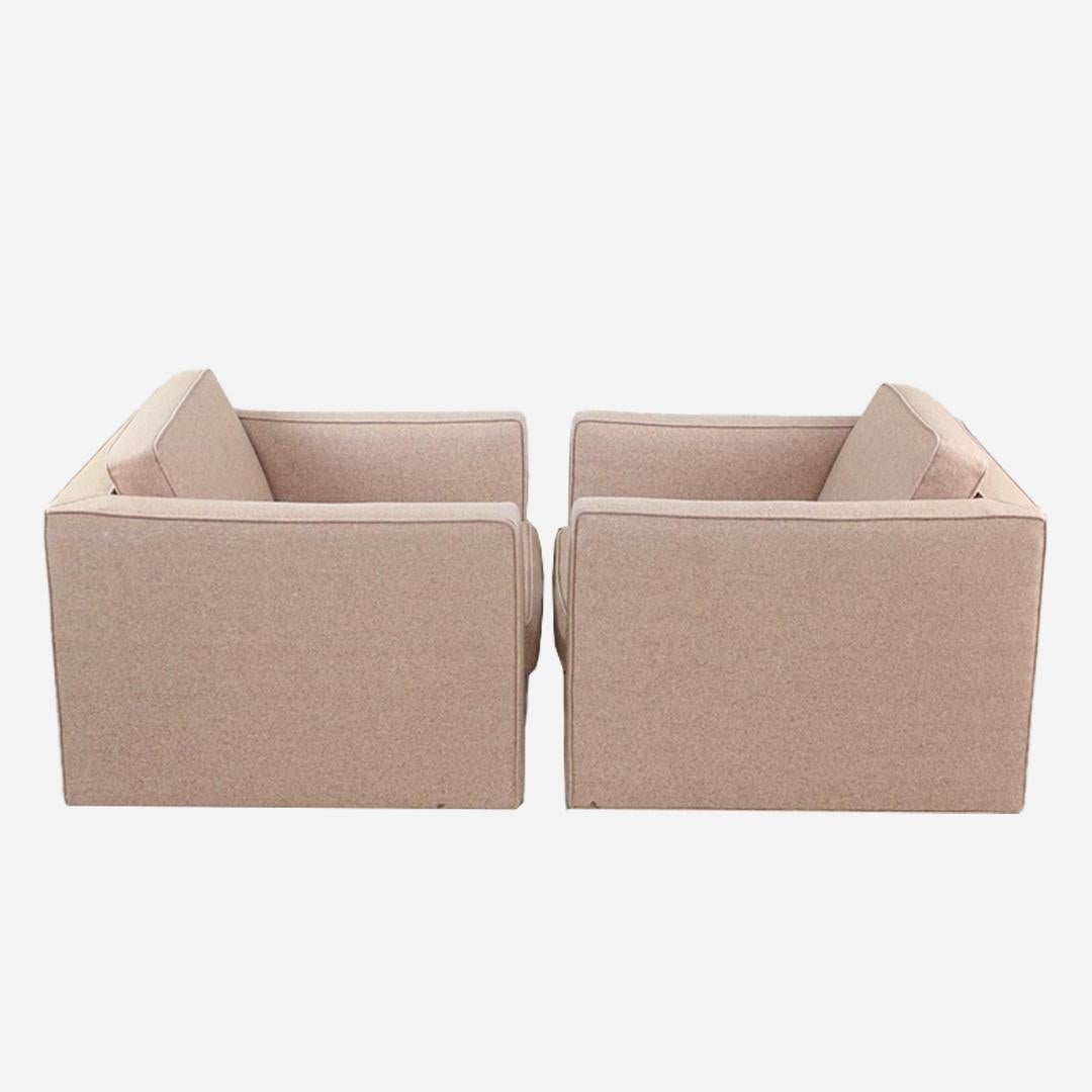 Este par de sillones Knoll Pfister tienen una forma cubista y están colocados sobre cuatro ruedas giratorias. Sin marcas pero atribuido a Knoll International. 

Sobre Charles Pfister
Pfister se licenció en Arquitectura por la Universidad de