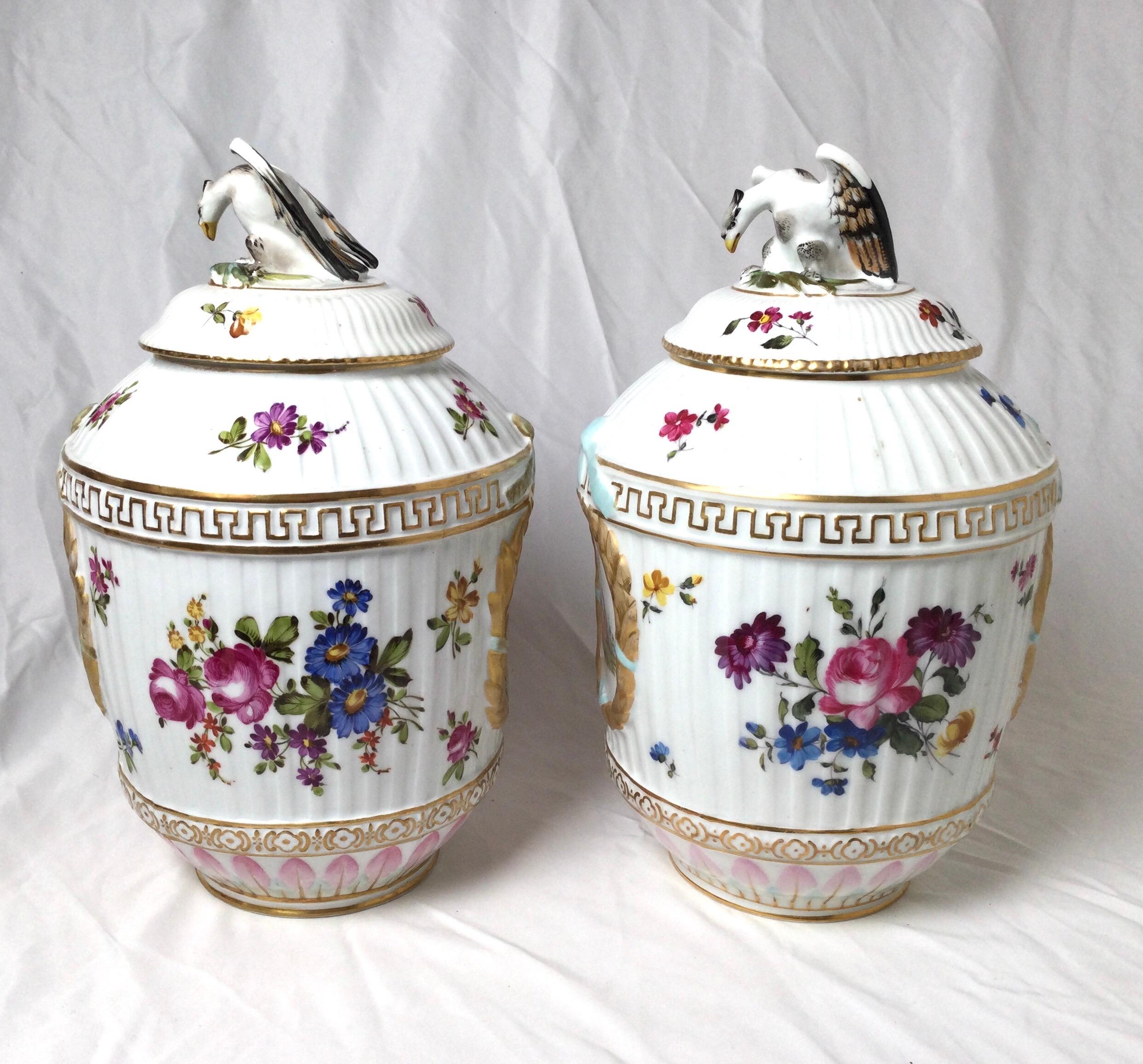 Porcelaine Paire de jarres couvertes en porcelaine KPM en vente