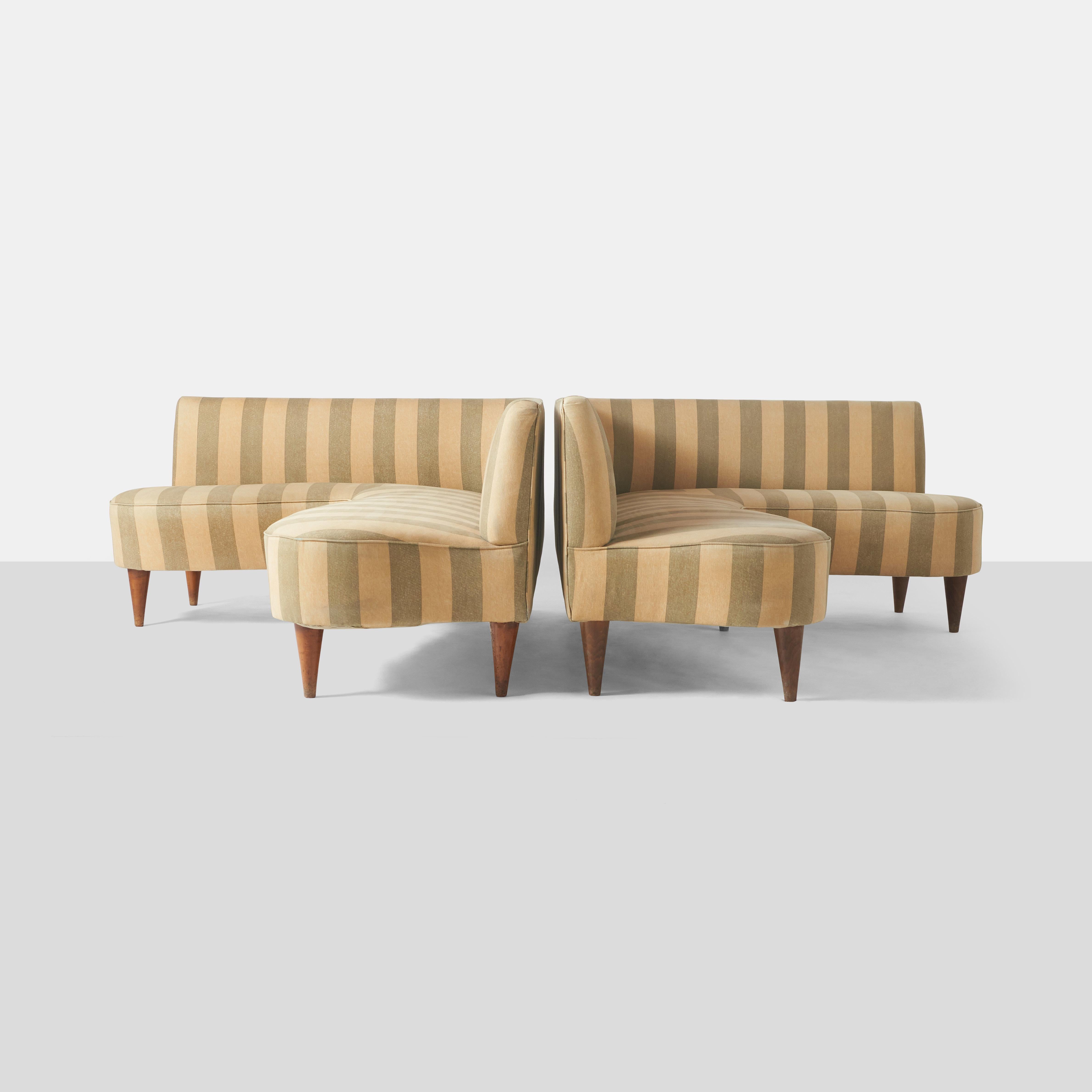 Ein Paar L-förmige Sofas aus den 50er Jahren, bezogen mit ihrem Originalstoff.