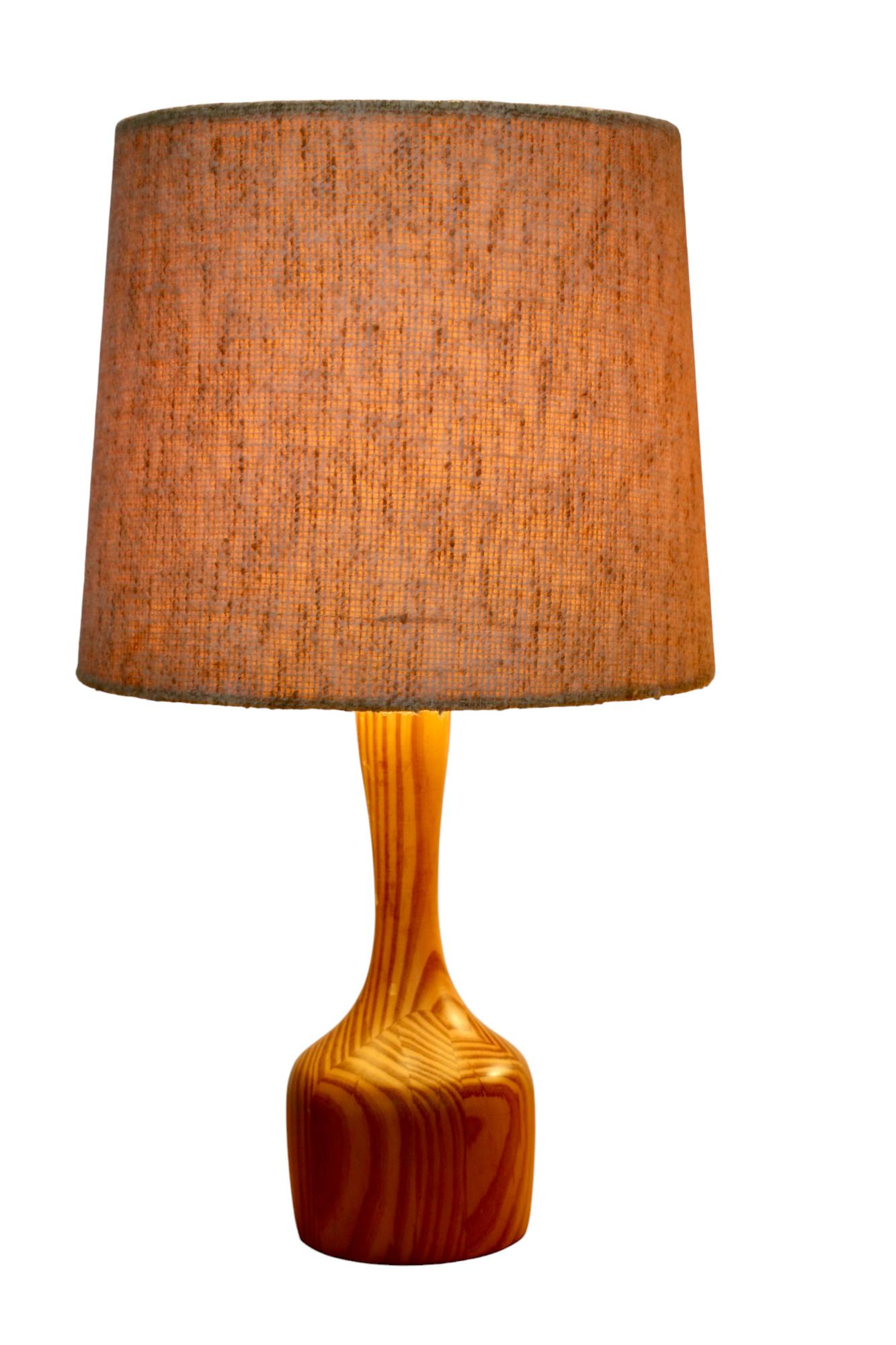 Una coppia di lampade con base in legno e paralume in lana. Germania anni '60.