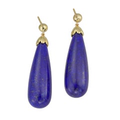 Ein Paar Tropfenohrringe aus Lapislazuli