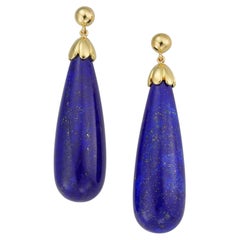 Ein Paar Tropfenohrringe aus Lapislazuli