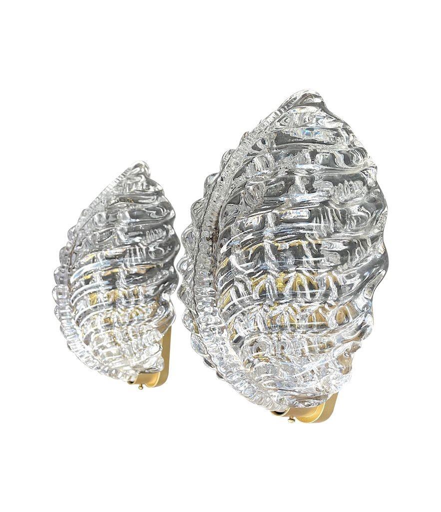 Pareja de grandes apliques Orrefors de hoja de cristal de los años 40, de Fritz Kurz, con latón en Bueno estado para la venta en London, GB