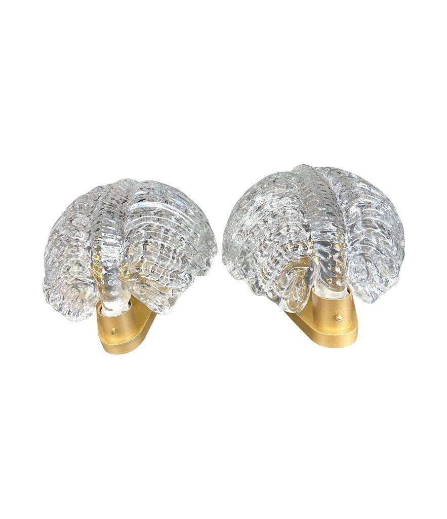 Pareja de grandes apliques Orrefors de hoja de cristal de los años 40, de Fritz Kurz, con latón siglo XX en venta