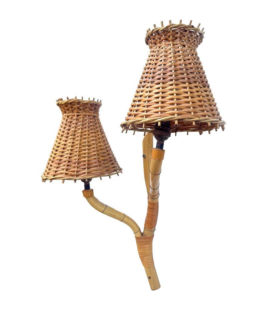 Une paire de grandes appliques murales en bambou des années 1950 par Louis Sognot avec les abat-jours originaux. en vente 6