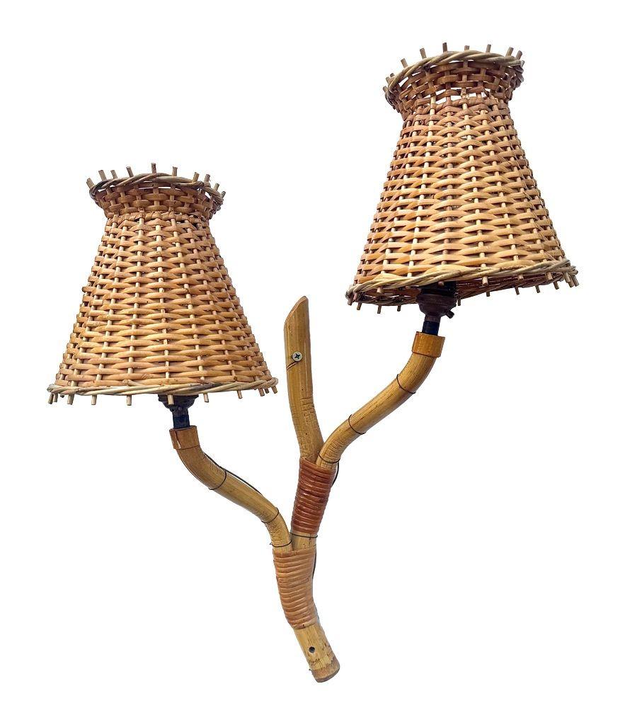 Une paire de grandes appliques murales en bambou des années 1950 par Louis Sognot avec les abat-jours originaux. en vente 9