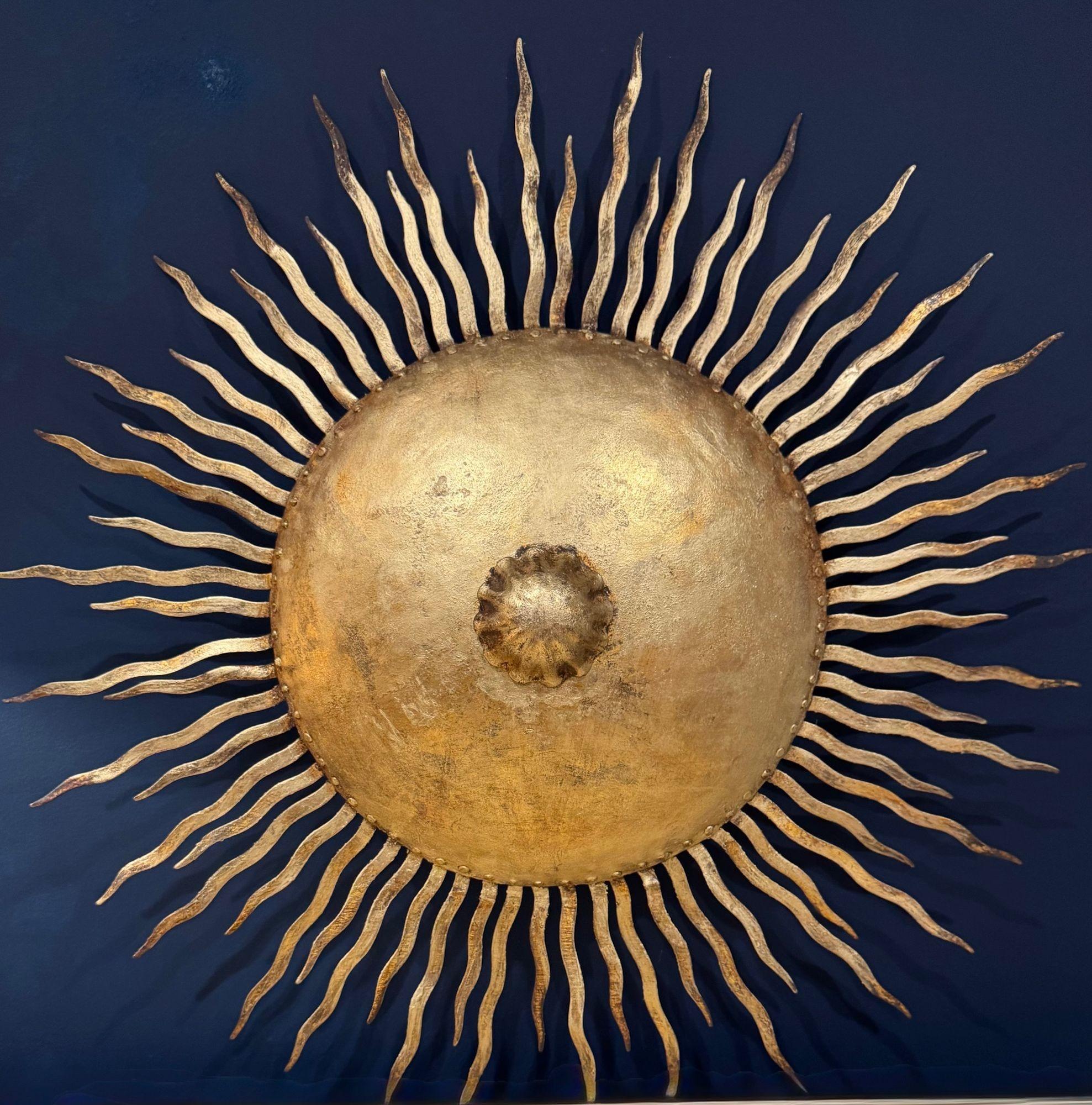 Un par de grandes apliques españoles de hierro forjado de la década de 1950 con efecto sol mediados del siglo XX en venta