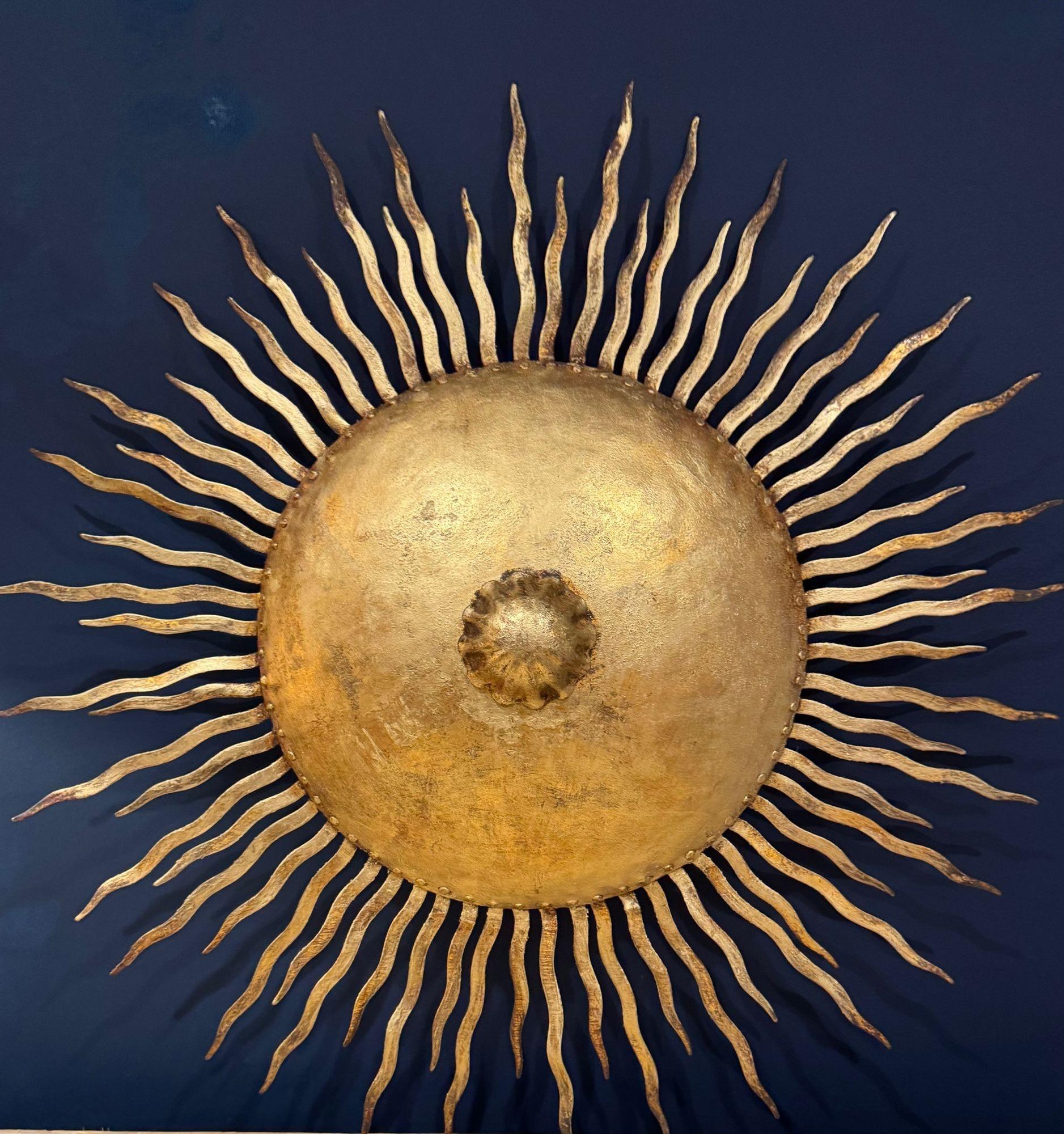 Un par de grandes apliques españoles de hierro forjado de la década de 1950 con efecto sol en venta 1