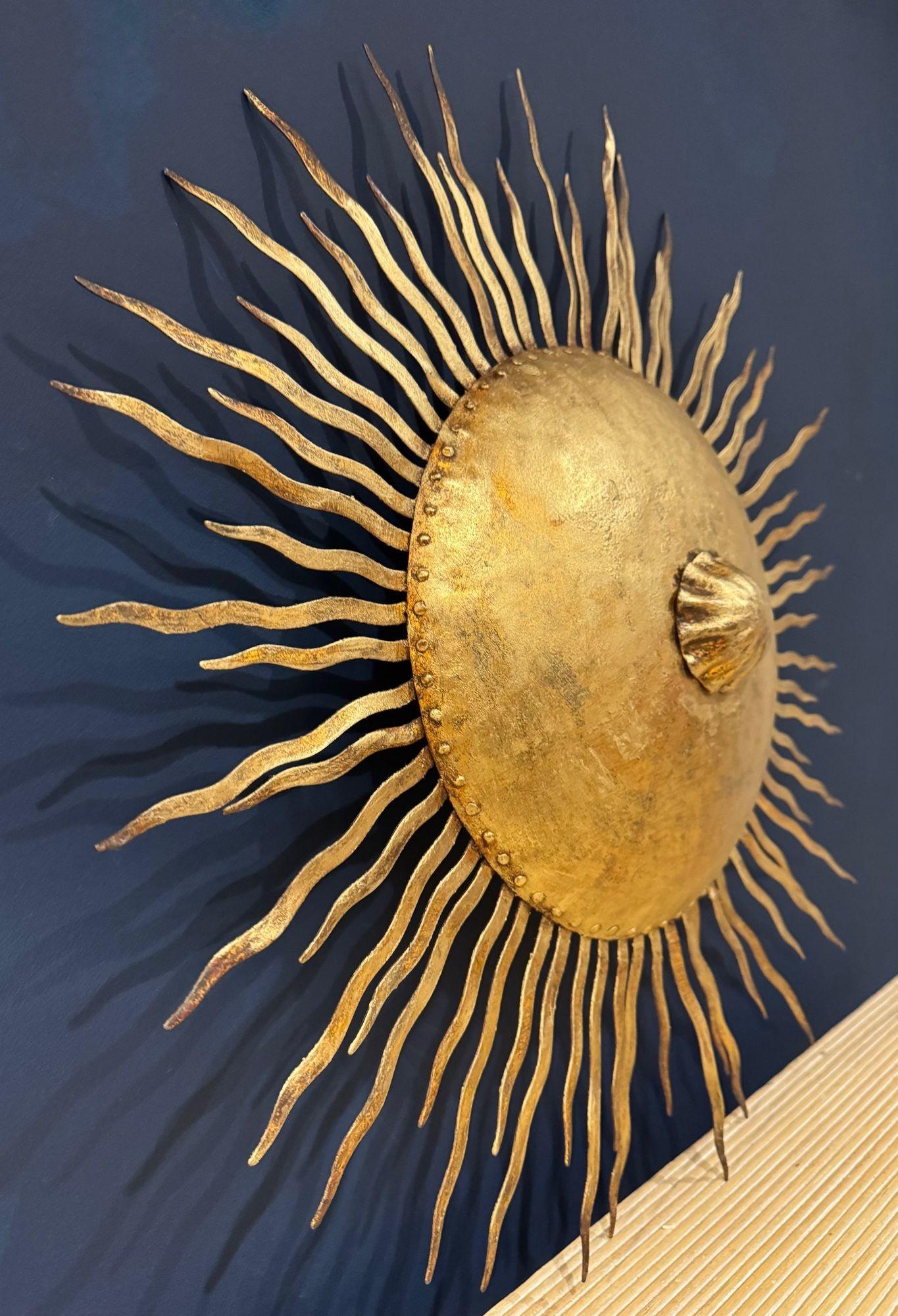Un par de grandes apliques españoles de hierro forjado de la década de 1950 con efecto sol en venta 2