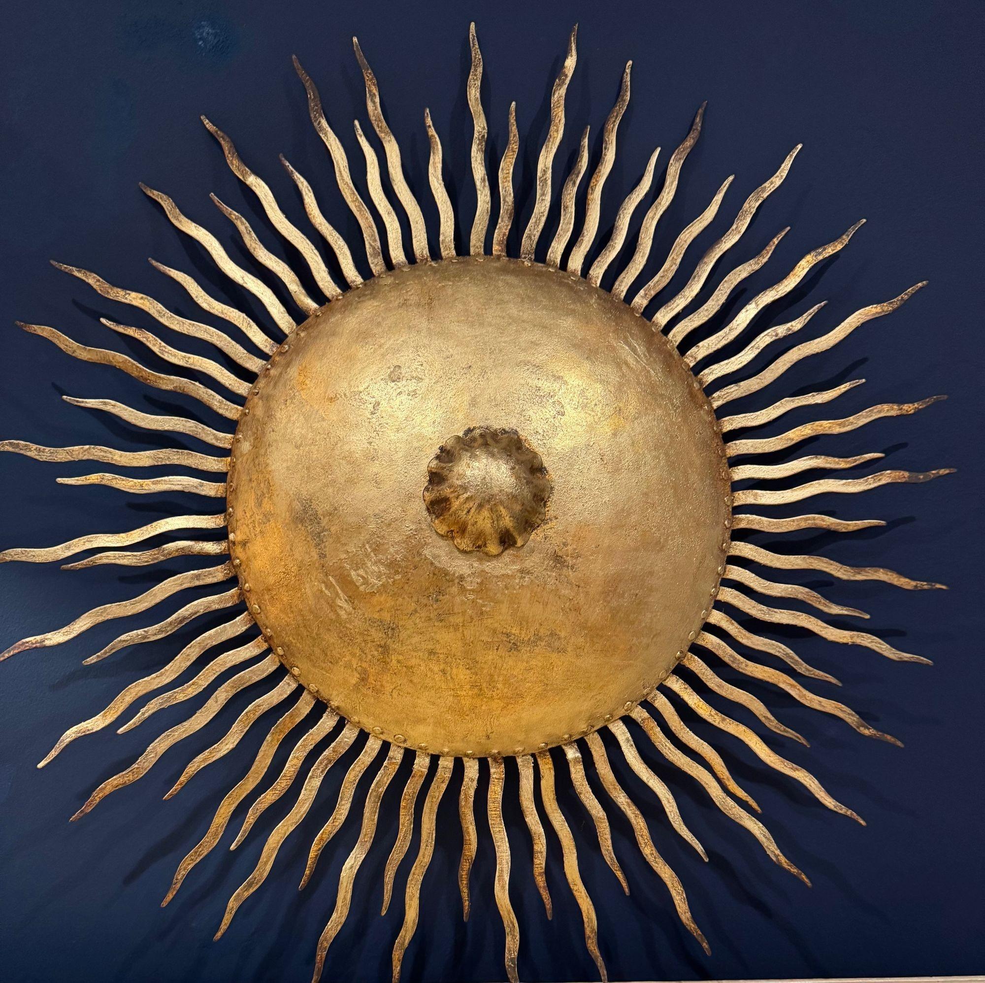 Un par de grandes apliques españoles de hierro forjado de la década de 1950 con efecto sol en venta 3
