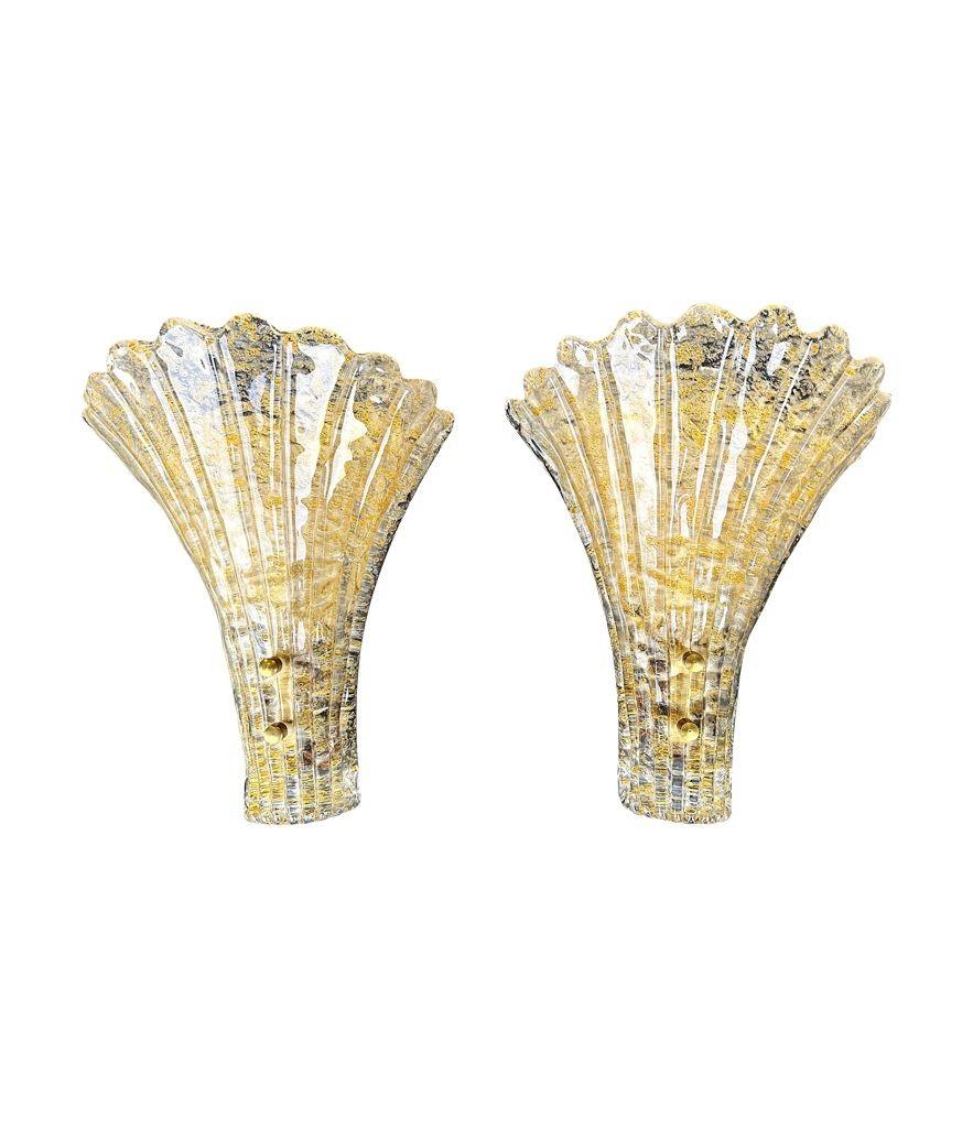 Pareja de grandes apliques suecos de la década de 1960, de cristal Orrefors dorado, en forma de abanico, de Carl Fagerlund, con bordes ondulados y placas de latón. Recableado con accesorios de latón nuevos y prueba PAT