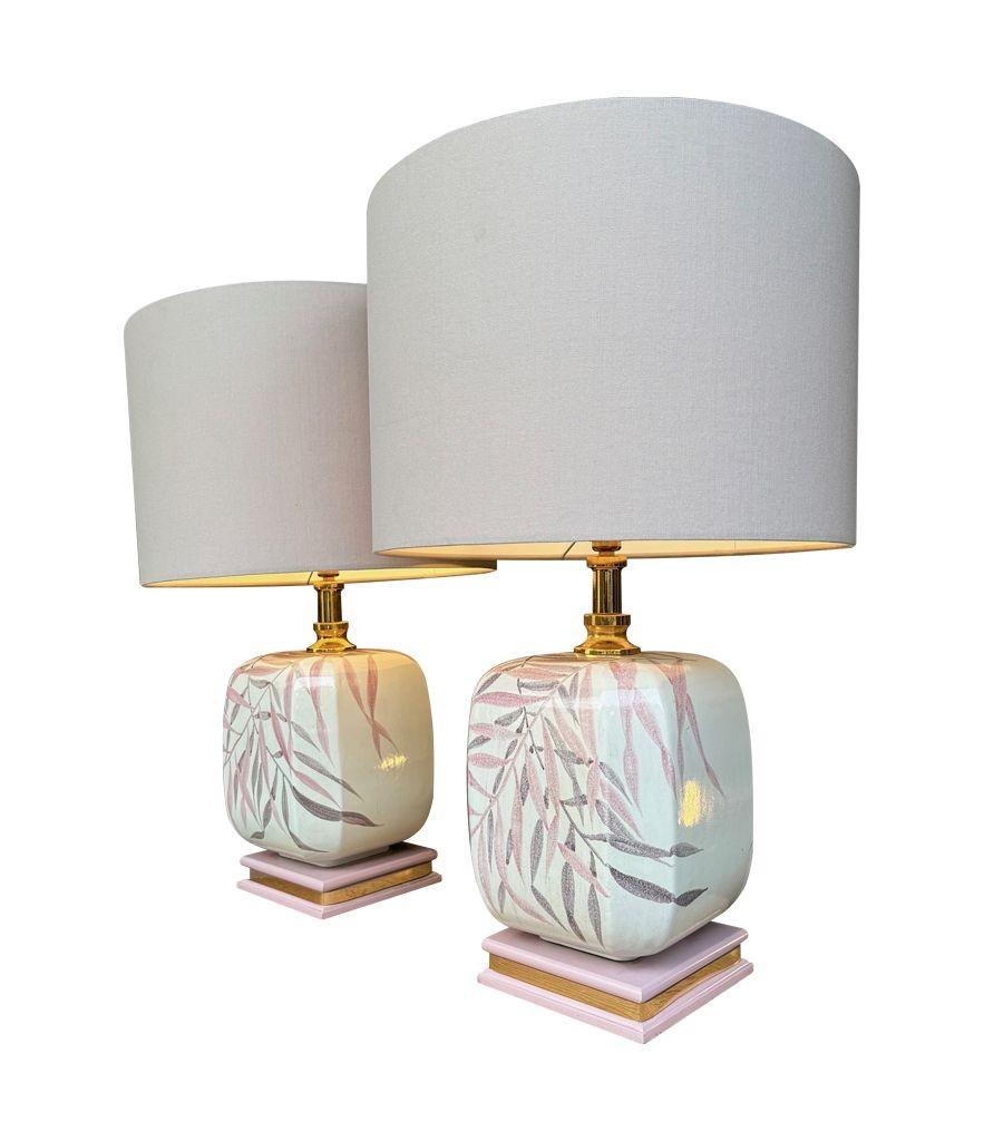 Coppia di grandi lampade in ceramica dipinta degli anni '70 di Ugo Zaccanini per Maison Lancel in vendita 1