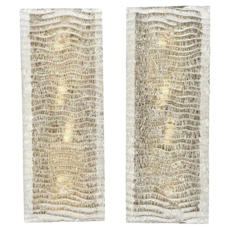 Pareja de grandes apliques alemanes de "cristal de hielo" de los años 70, de Leutchens en venta