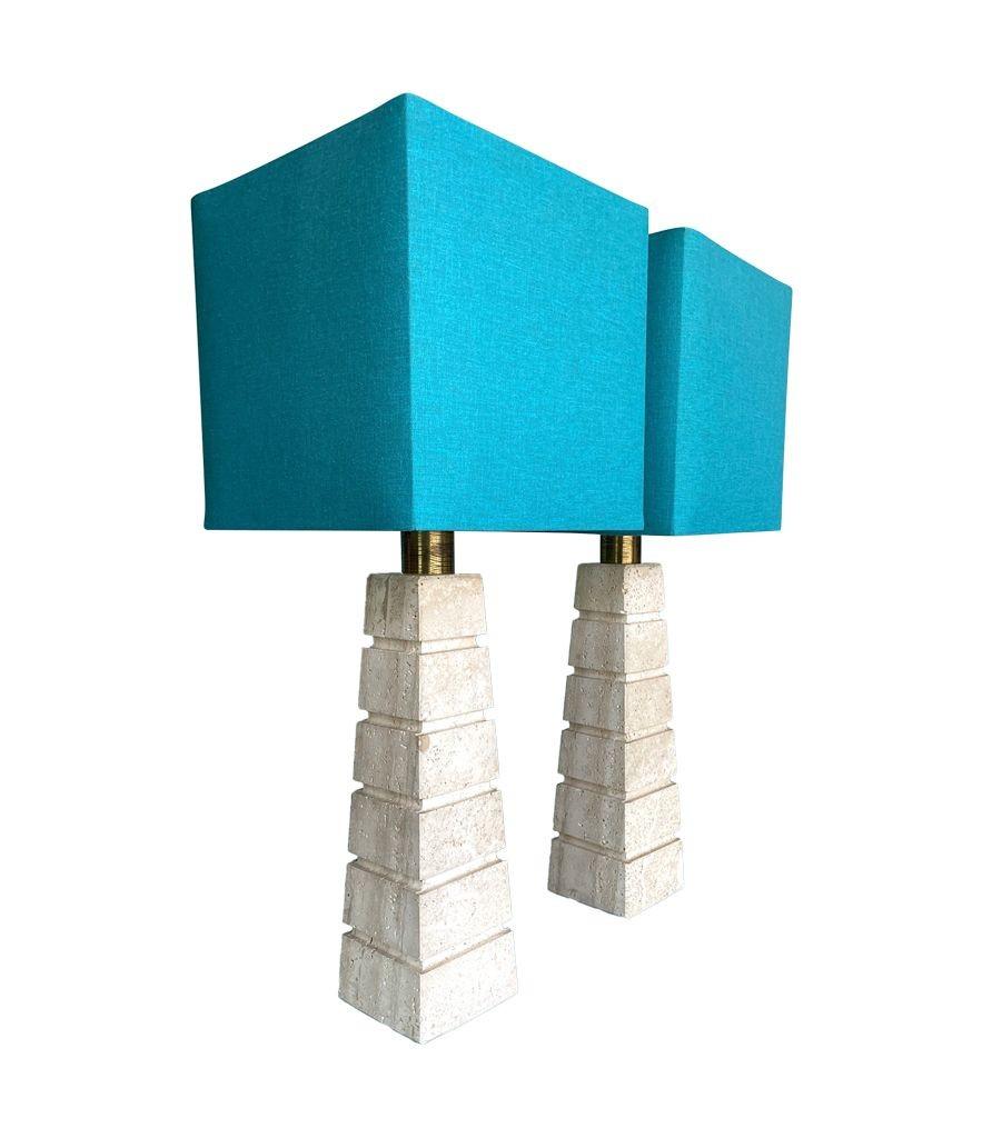 Coppia di grandi lampade a gola in travertino italiano degli anni '70 con accessori in ottone in vendita 3