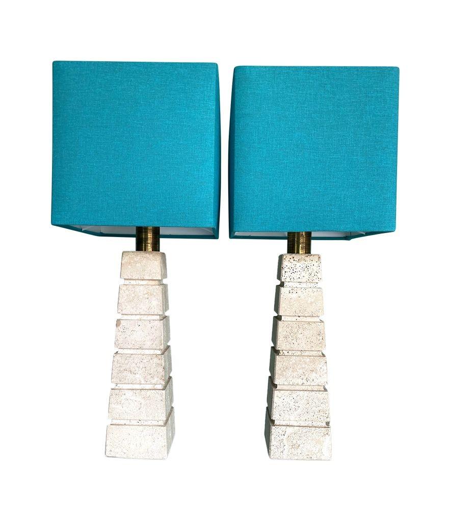 A pair of large 1970s Italian groove travertine lamps with brass fittings In Good Condition For Sale In London, GB