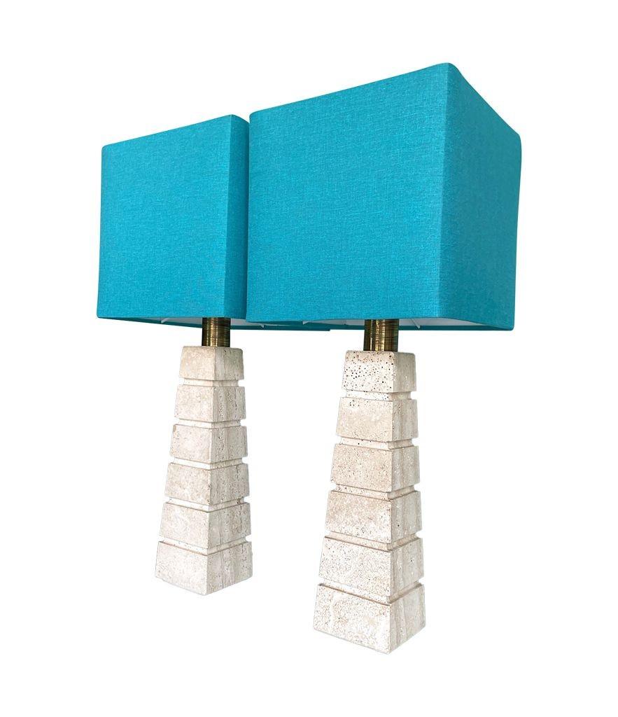 Paire de grandes lampes italiennes des années 1970 en travertin à rainures avec raccords en laiton en vente 1