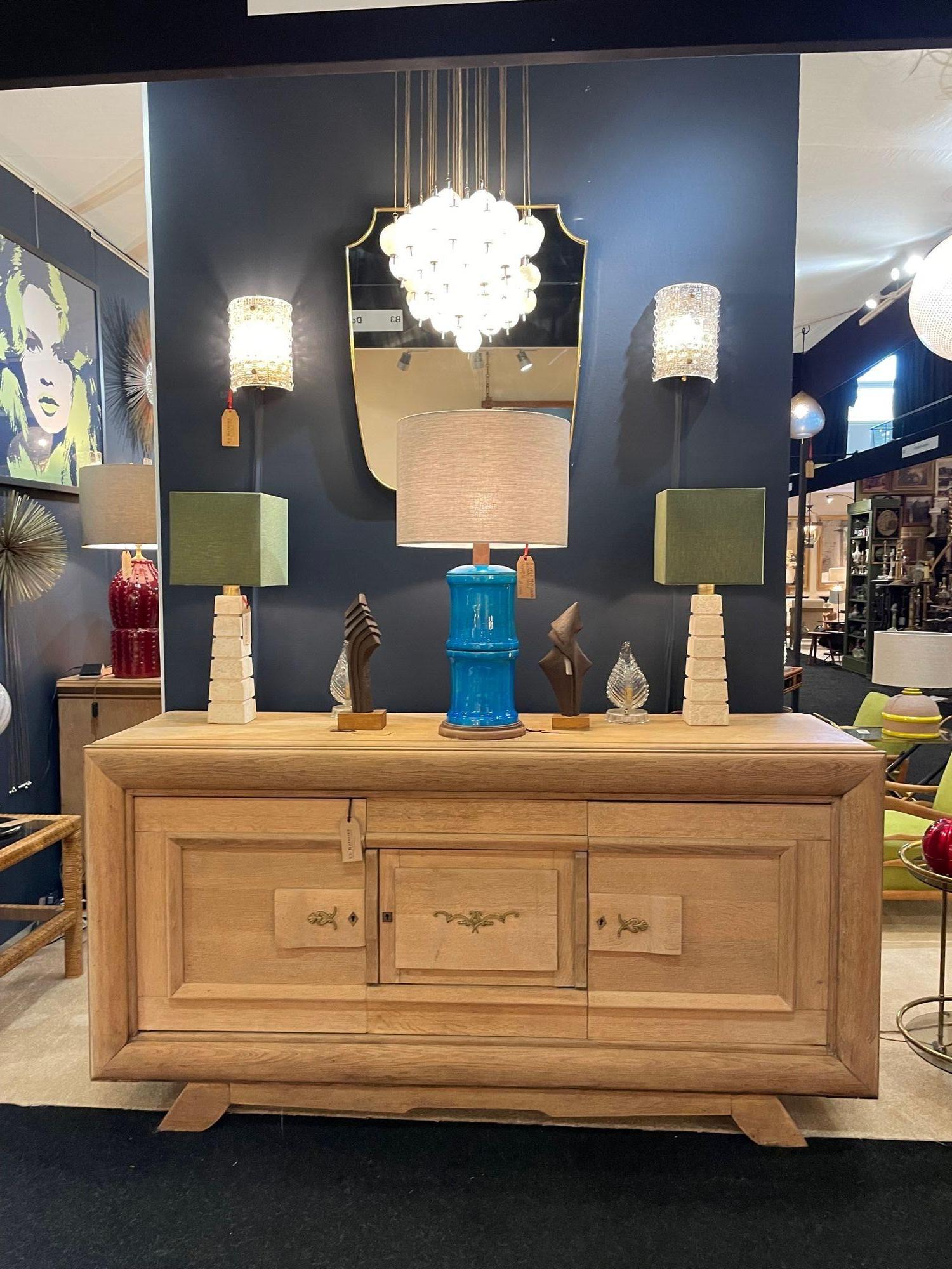 Coppia di grandi lampade a gola in travertino italiano degli anni '70 con accessori in ottone in vendita 1