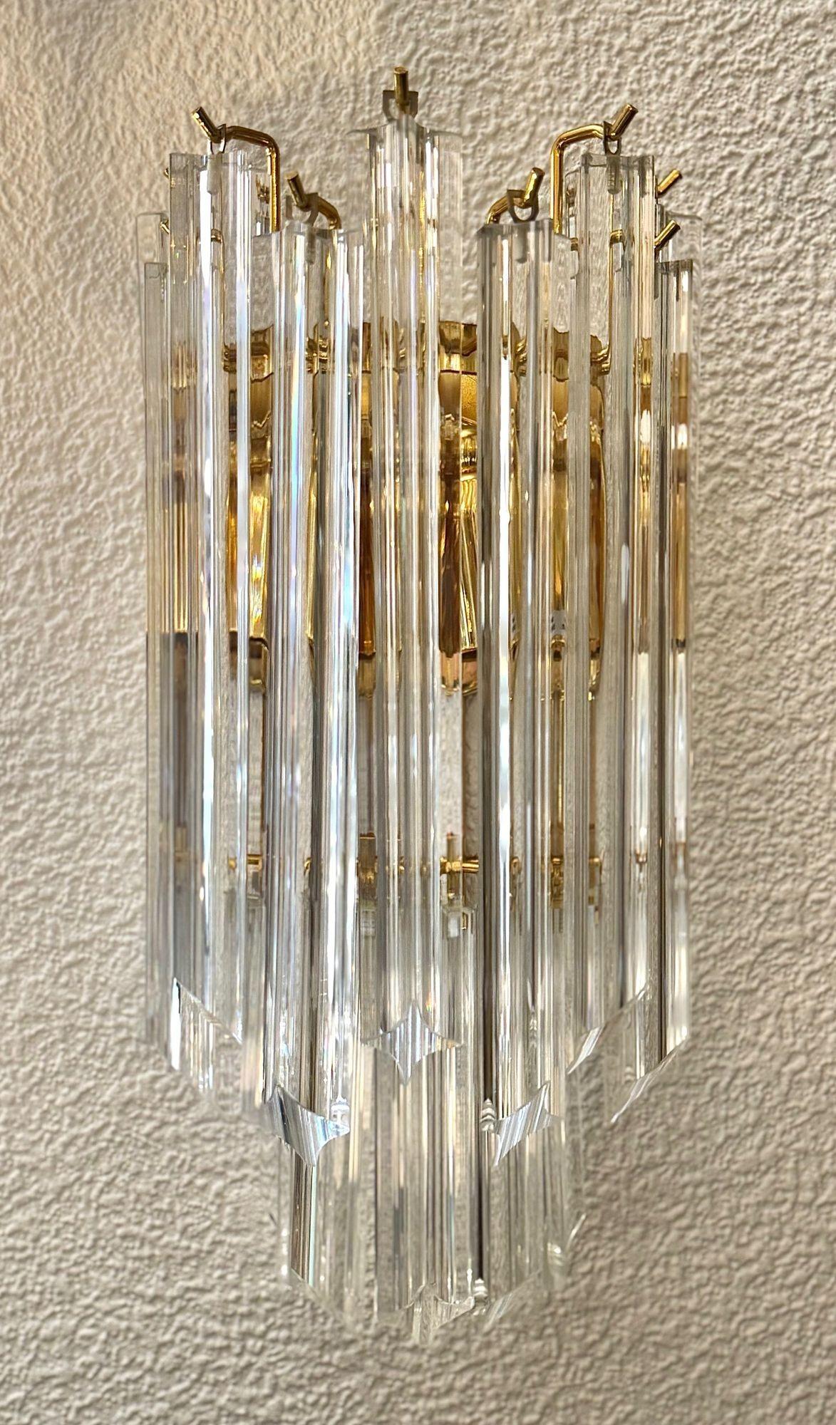 Coppia di grandi applique Novorasi quadriedri degli anni '80 in vetro di Murano e ottone in vendita 4