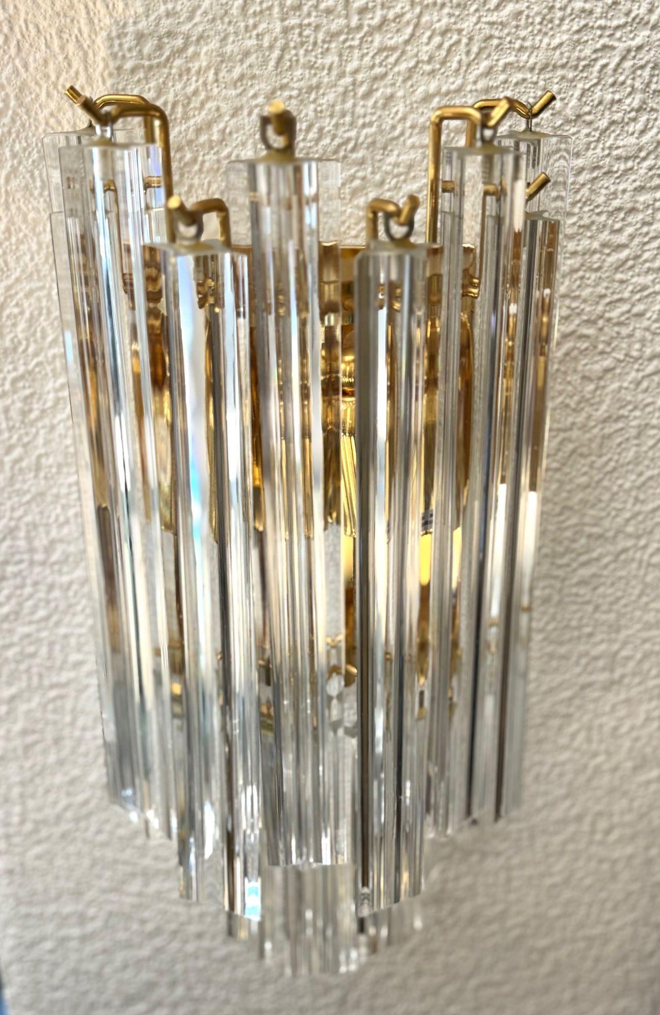 Coppia di grandi applique Novorasi quadriedri degli anni '80 in vetro di Murano e ottone in vendita 8
