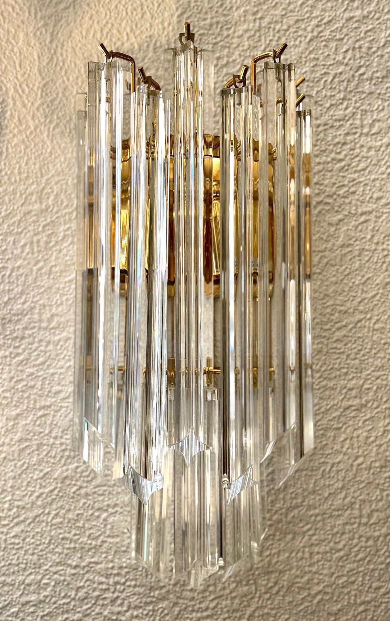 Coppia di grandi applique Novorasi quadriedri degli anni '80 in vetro di Murano e ottone in vendita 9