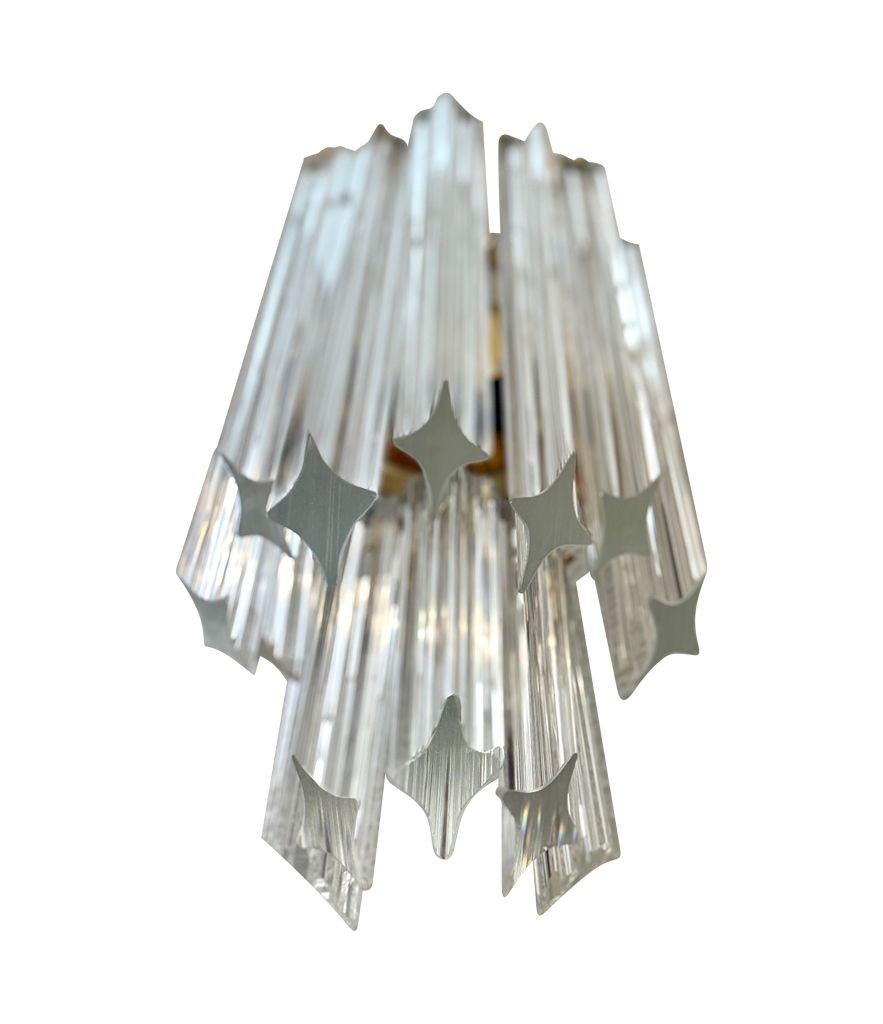   Coppia di applique Novorasi quadriedri in vetro di Murano e ottone degli anni '80. Ogni applique è dotata di 14 gocce in vetro di Murano quadriedri soffiato a mano di lunghezza diversa sui livelli superiore e inferiore e di 2 attacchi in ciascuno