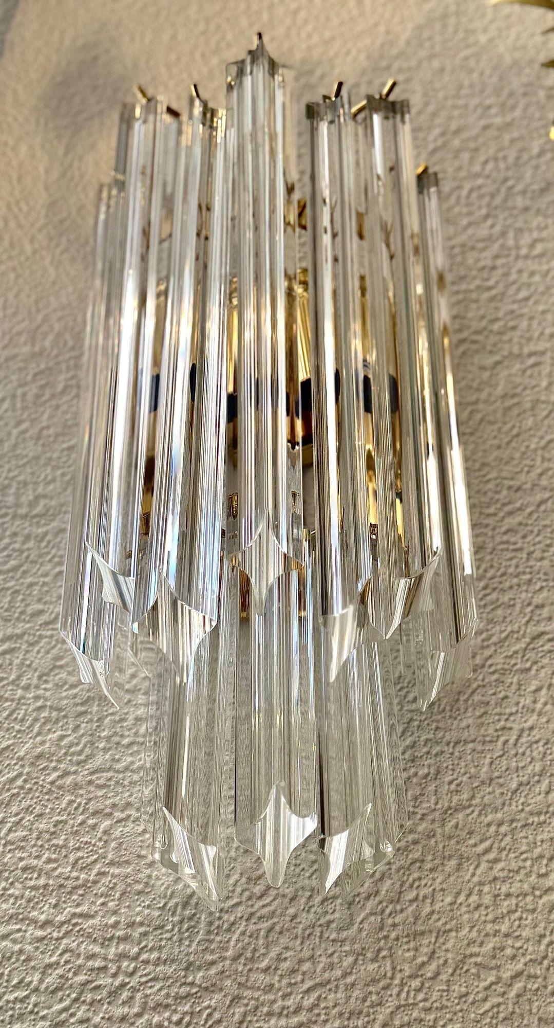 Coppia di grandi applique Novorasi quadriedri degli anni '80 in vetro di Murano e ottone In condizioni buone in vendita a London, GB