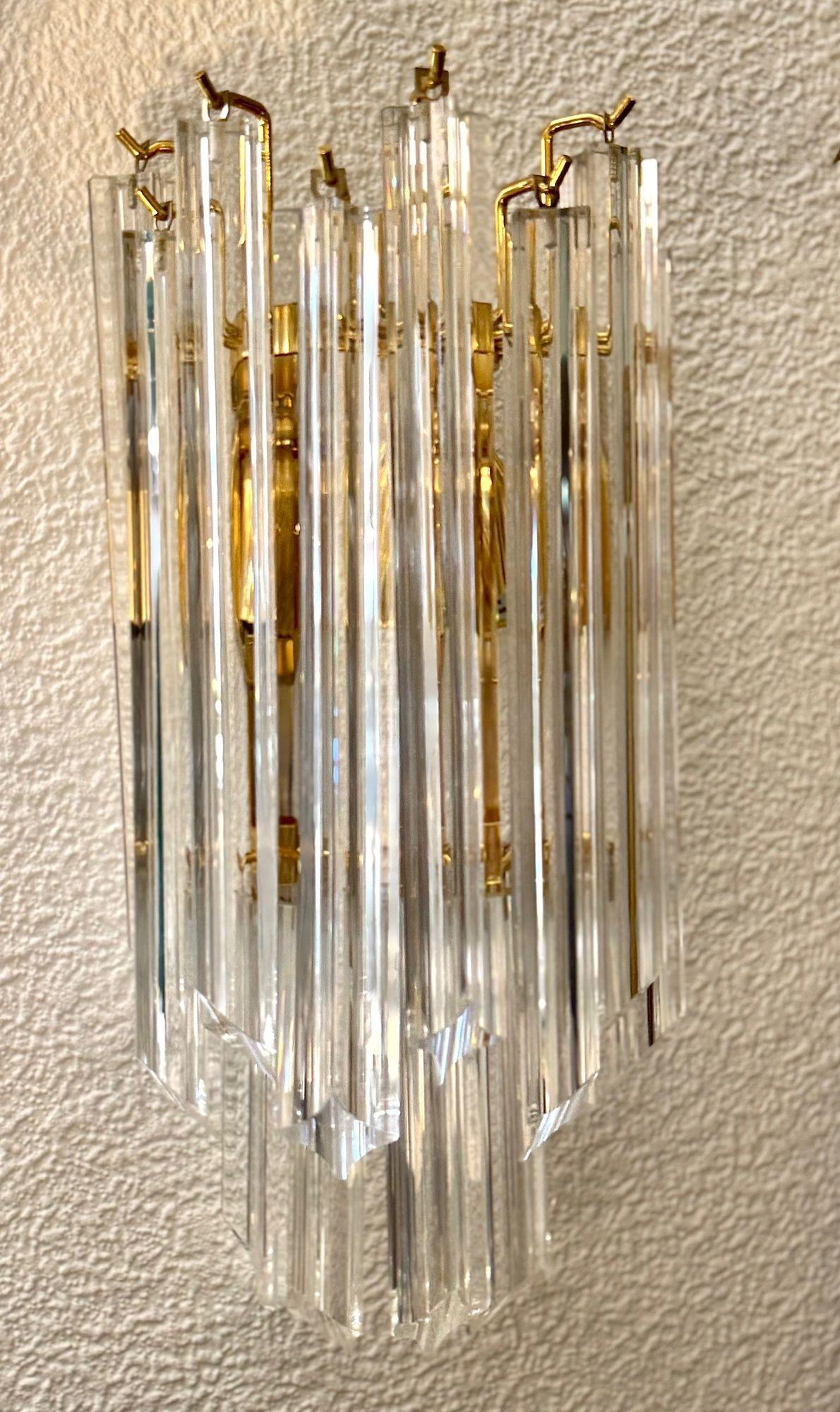 Ottone Coppia di grandi applique Novorasi quadriedri degli anni '80 in vetro di Murano e ottone in vendita