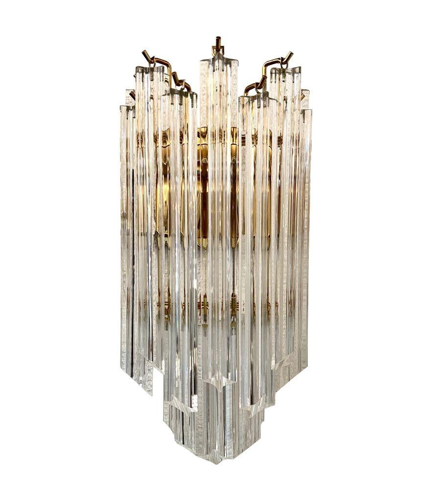 Coppia di grandi applique Novorasi quadriedri degli anni '80 in vetro di Murano e ottone in vendita 1