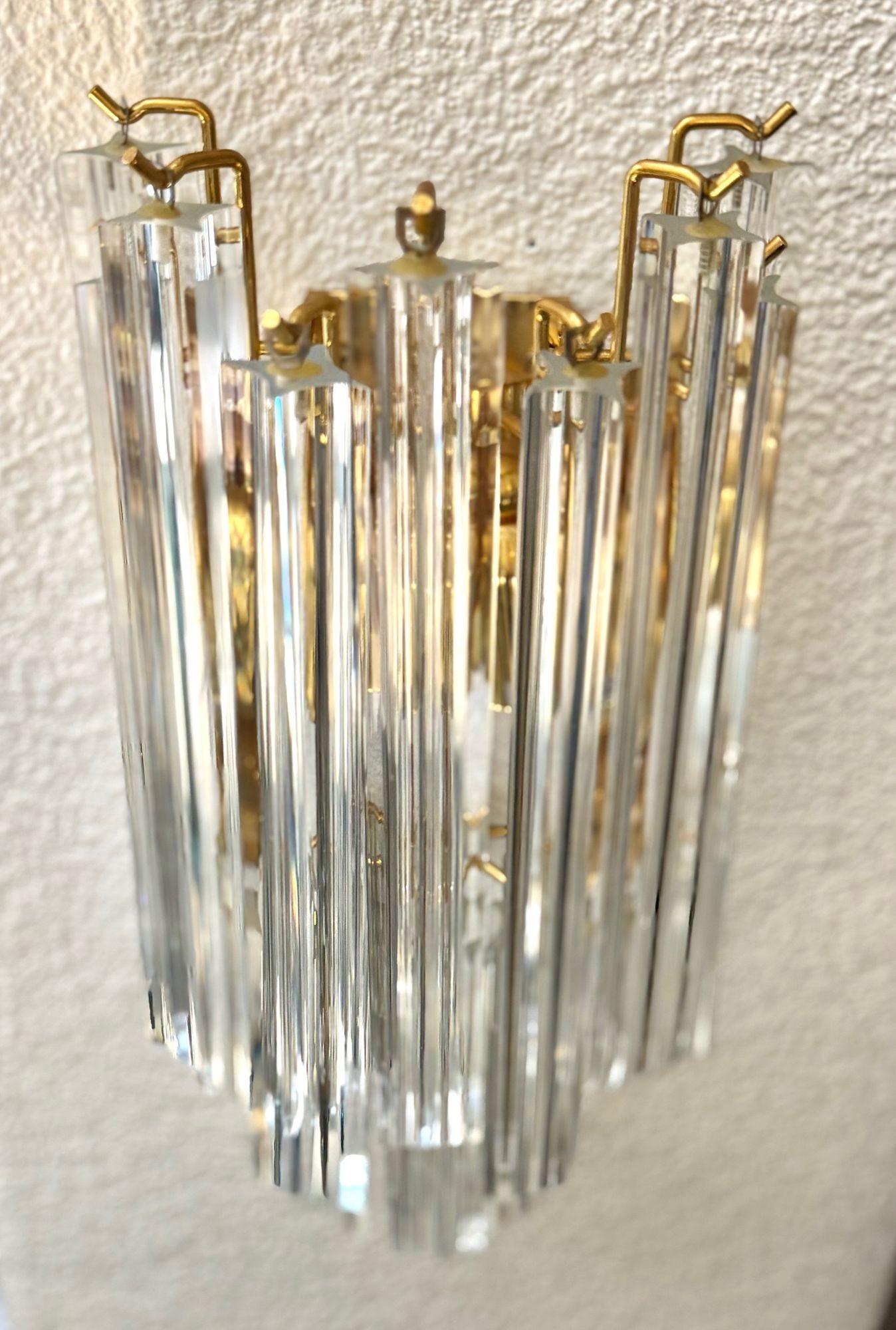 Coppia di grandi applique Novorasi quadriedri degli anni '80 in vetro di Murano e ottone in vendita 2