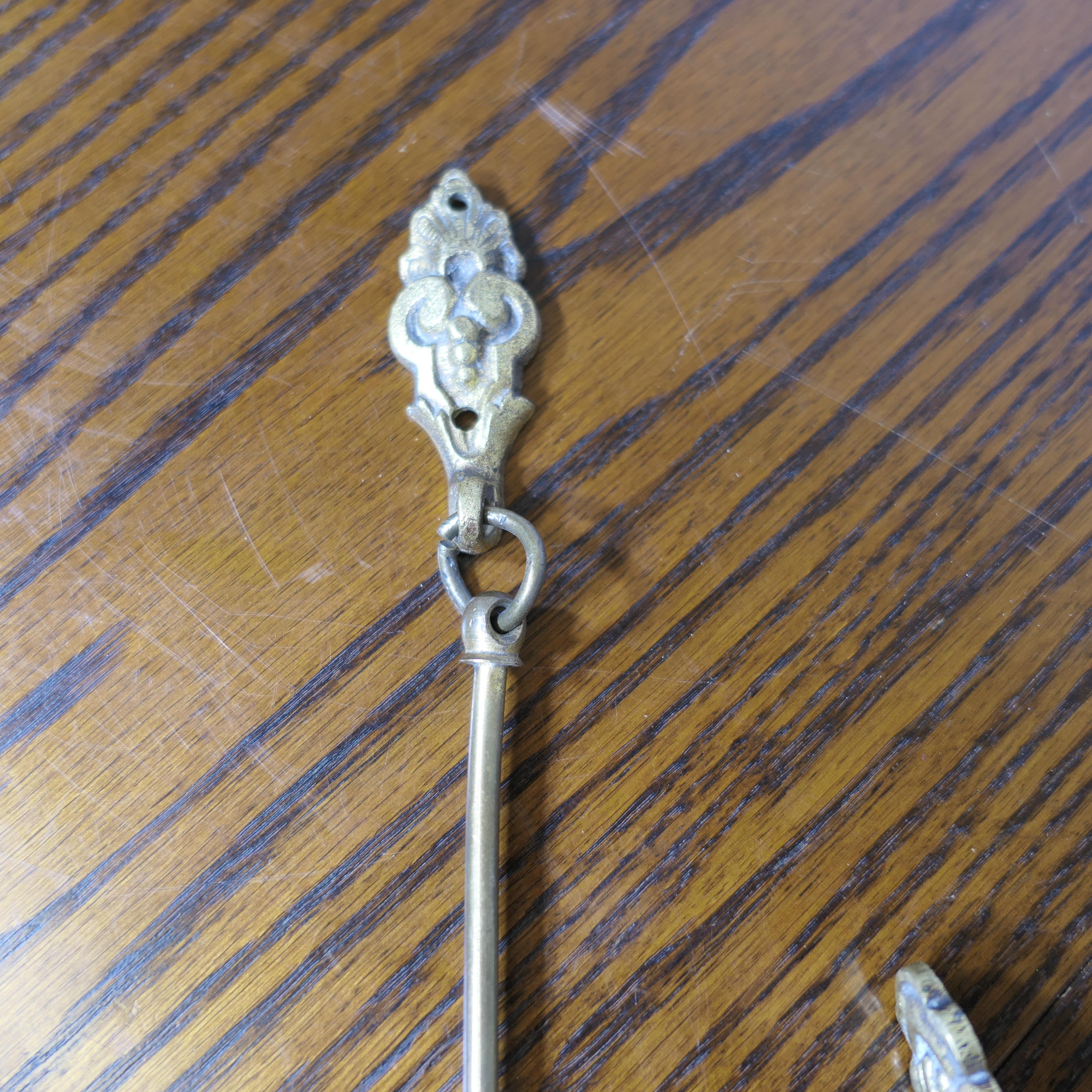Ein Paar großer französischer Messingvorhanghalter aus dem 19. 


Die Krawattenhalter oder Haken sind aus massivem Messing und haben ein dekoratives Wappen, das auf einer Rückenplatte schwingt. 
Die Halterungen haben eine kleine dekorative Platte,