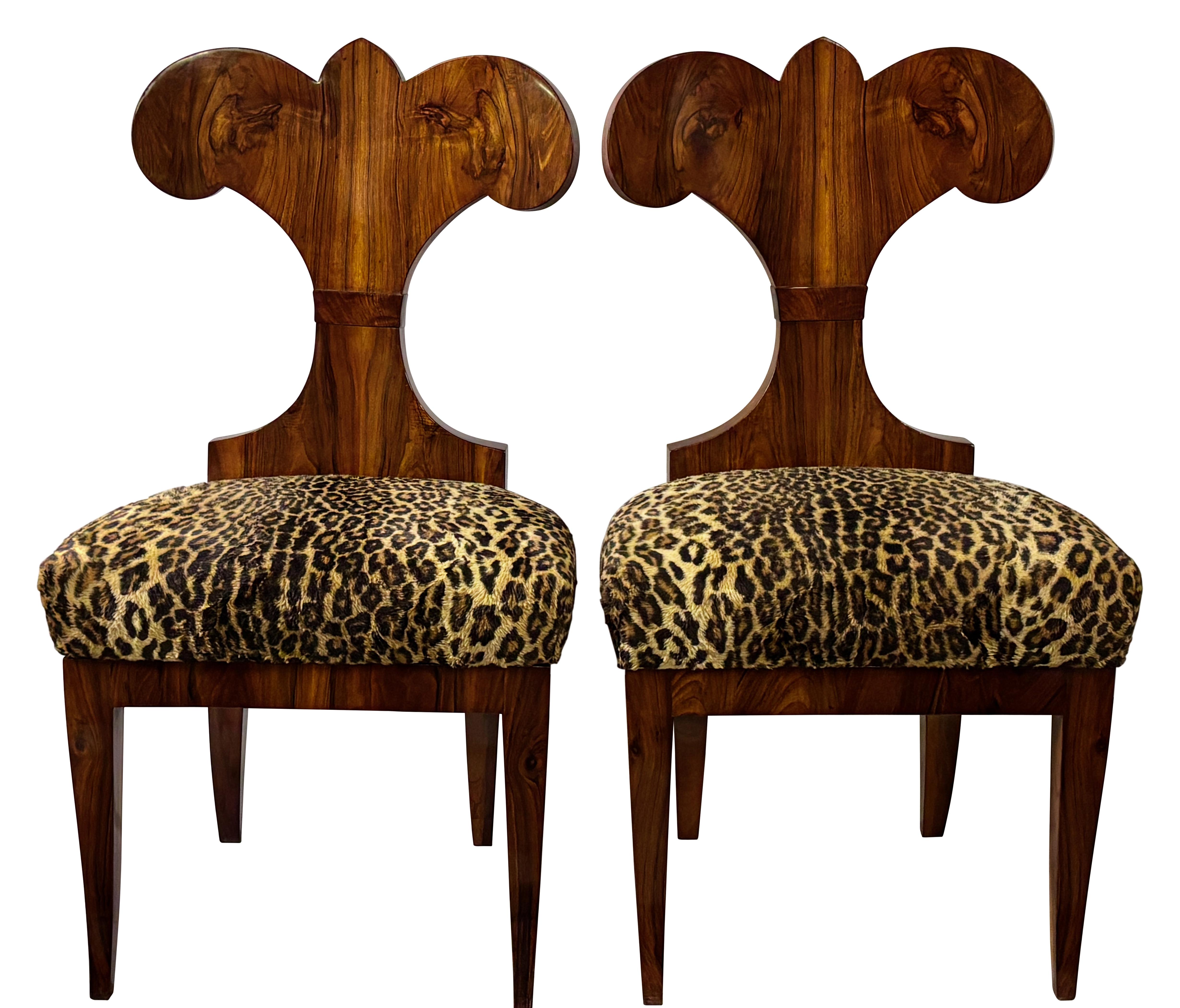 Zwei große Mahagoni-Beistellstühle aus dem Biedermeier des 19. (Österreichisch) im Angebot