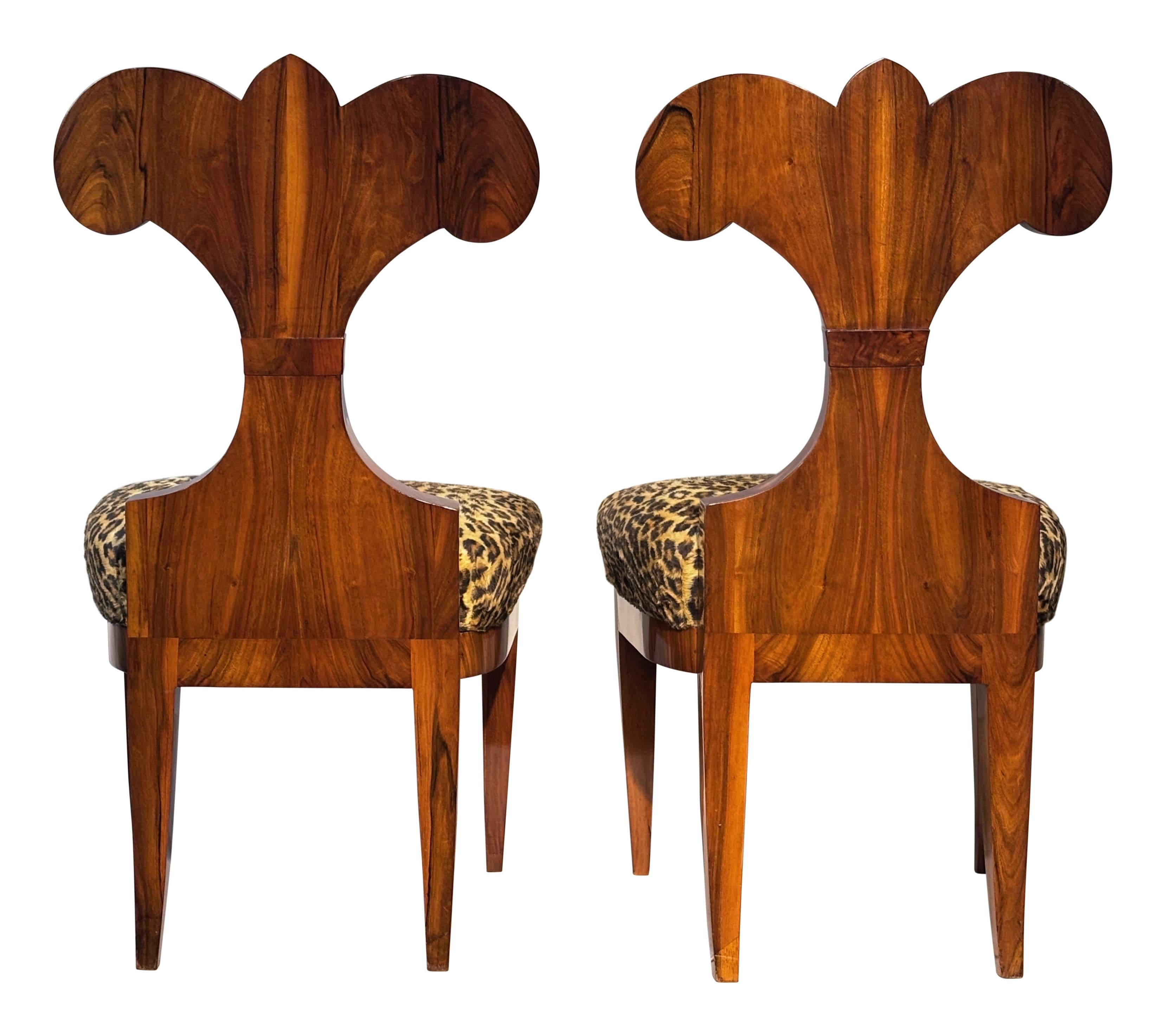 Zwei große Mahagoni-Beistellstühle aus dem Biedermeier des 19. im Angebot 2