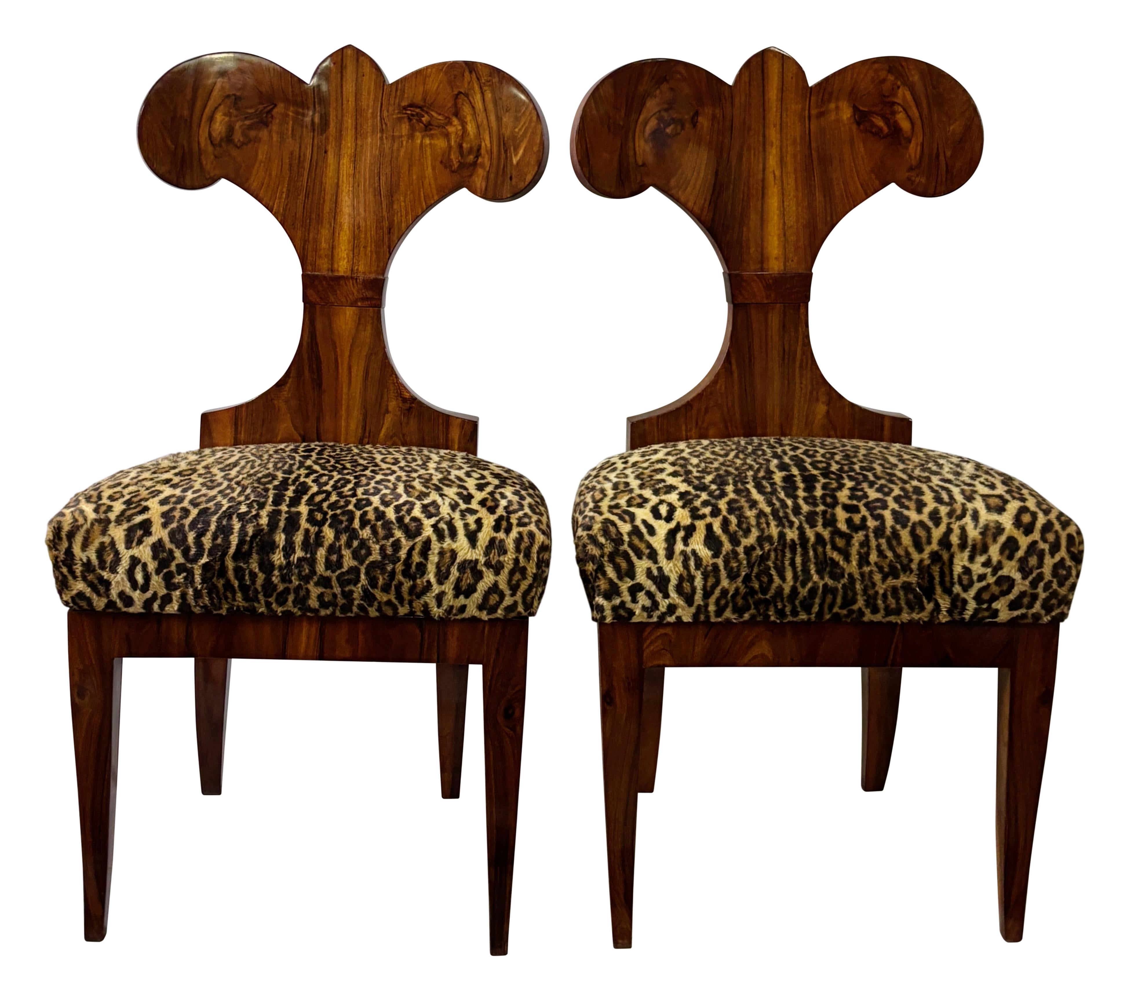 Zwei große Mahagoni-Beistellstühle aus dem Biedermeier des 19. im Angebot 3