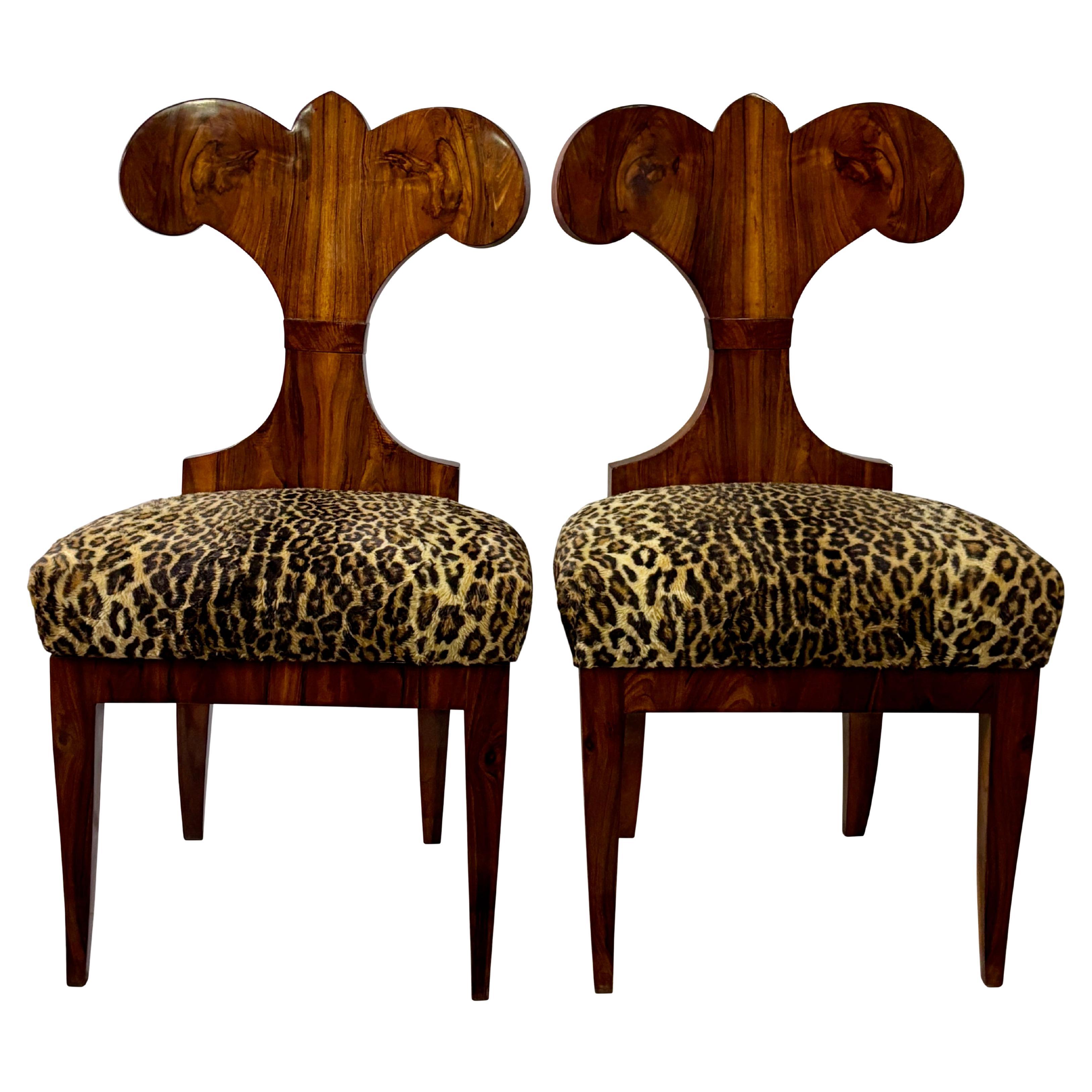 Zwei große Mahagoni-Beistellstühle aus dem Biedermeier des 19. im Angebot