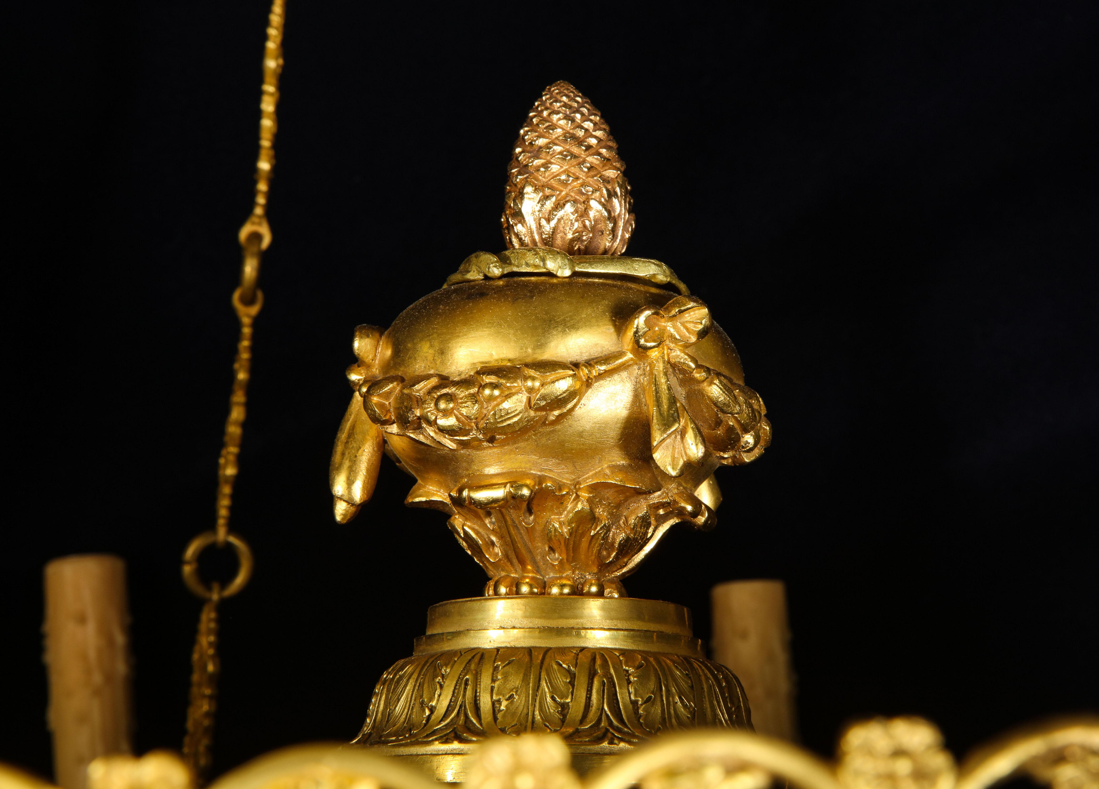 Paire de grands et importants lustres anciens en bronze doré de style Empire français en vente 3