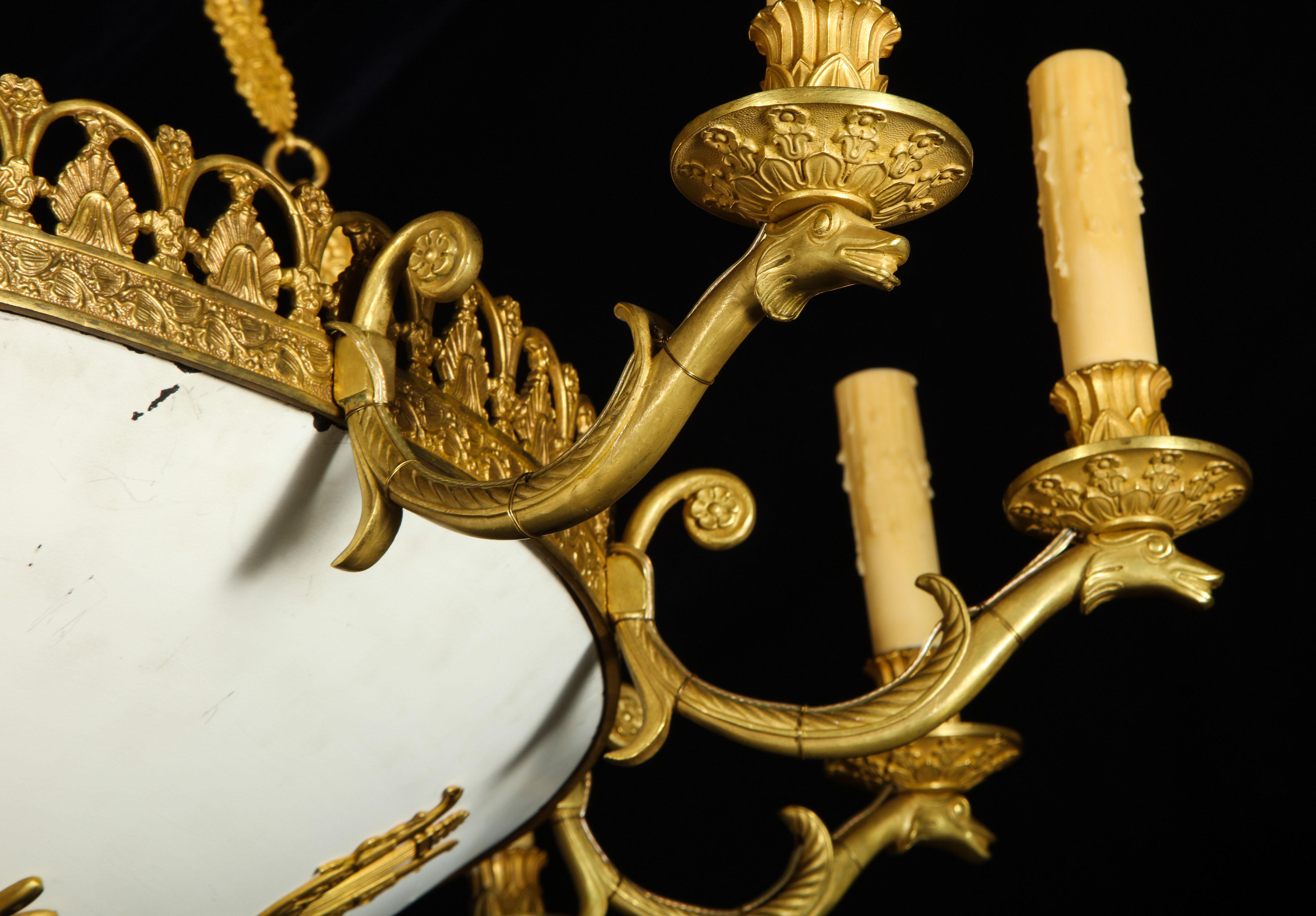 Paire de grands et importants lustres anciens en bronze doré de style Empire français en vente 7