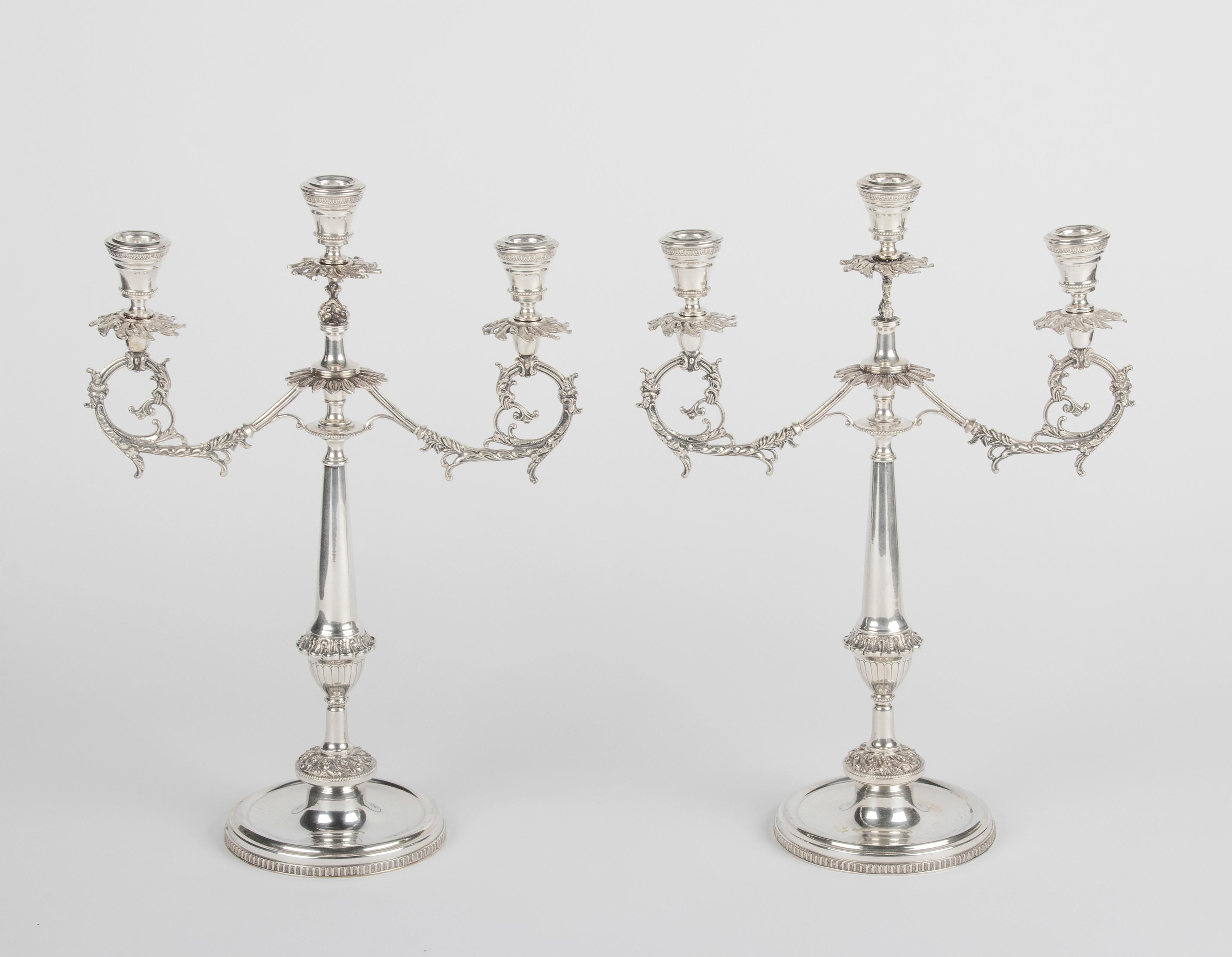 Ein Paar großer antiker Silberleuchter, schön verziert mit kunstvollen Ornamenten. Die Kerzenhalter sind mit einer 800er-Marke und einer unleserlichen Marke (vermutlich vom Hersteller) gestempelt. Sehr dekorative Objekte, jeder Kerzenständer bietet