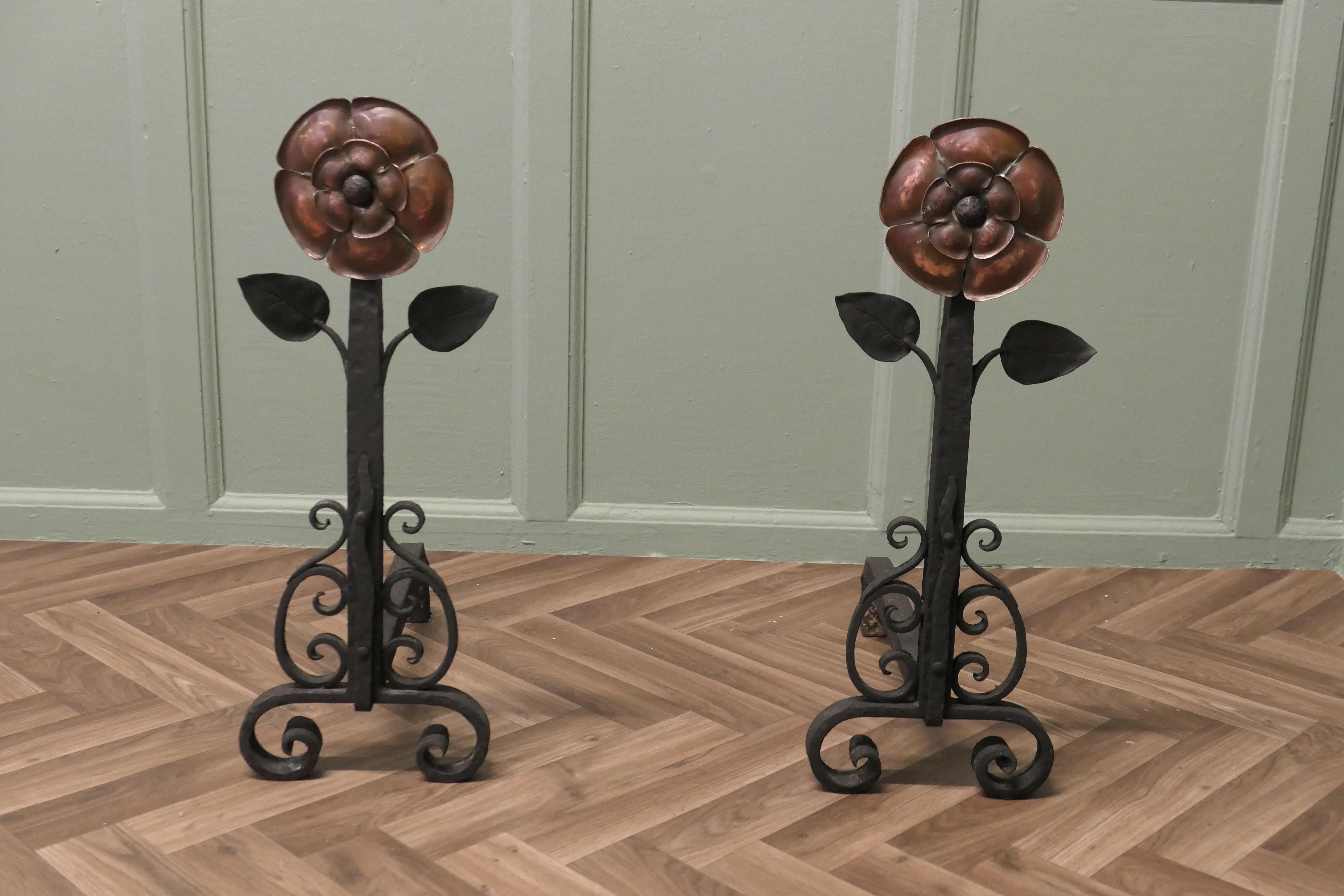 Zwei große Andirons oder Feuerhunde aus Kupfer und Eisen aus der Zeit des Kunsthandwerks


Dieses sehr stilvolle Paar von Gusseisen Andirons mit einer großen Hand Beaten Kupfer Medaillons in Form einer Tudor Rose, sie sind 22 