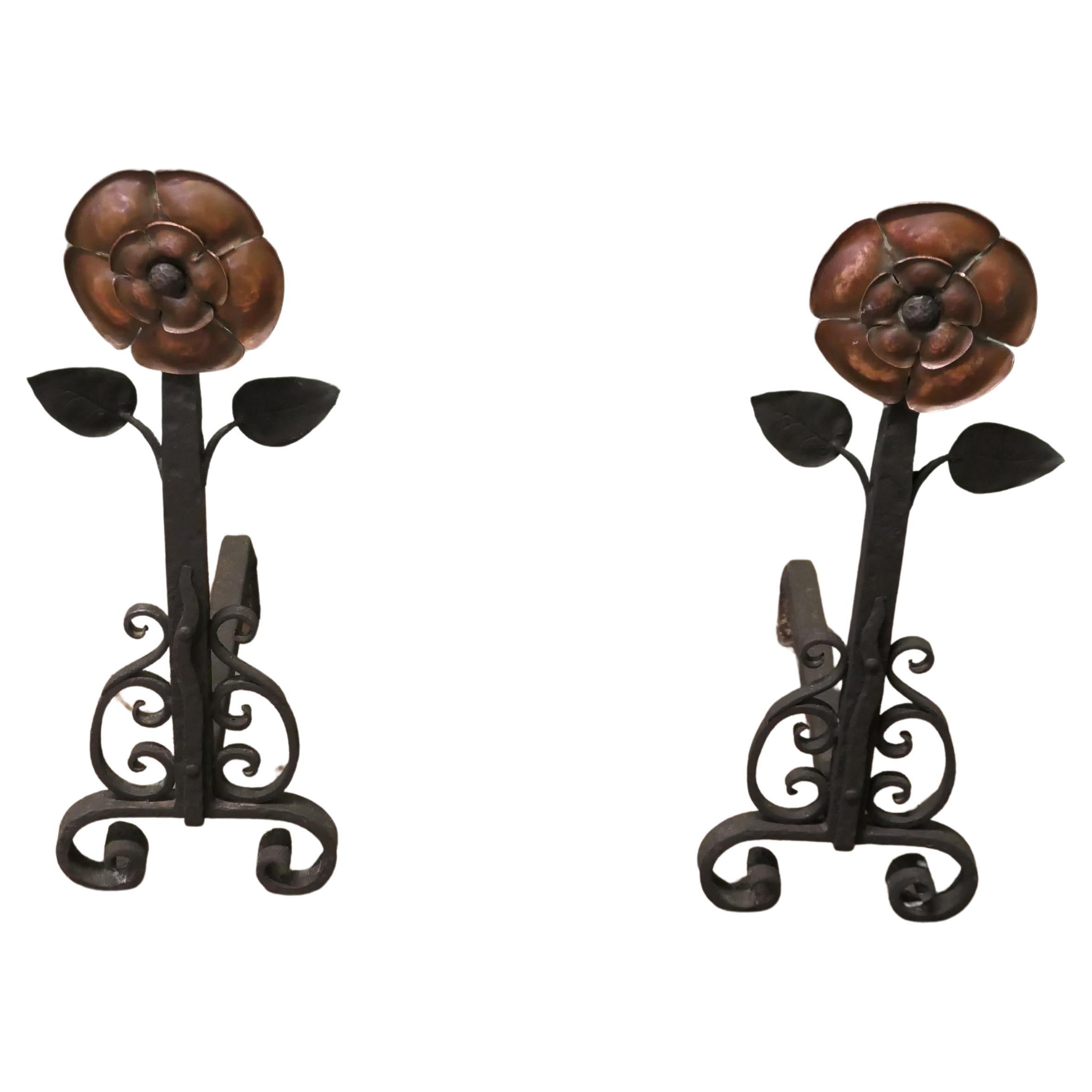 Paire de grands andirons ou chiens de feu en cuivre et en fer de style Arts and Crafts   T