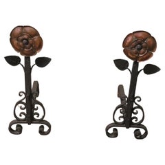 Paire de grands andirons ou chiens de feu en cuivre et en fer de style Arts and Crafts   T
