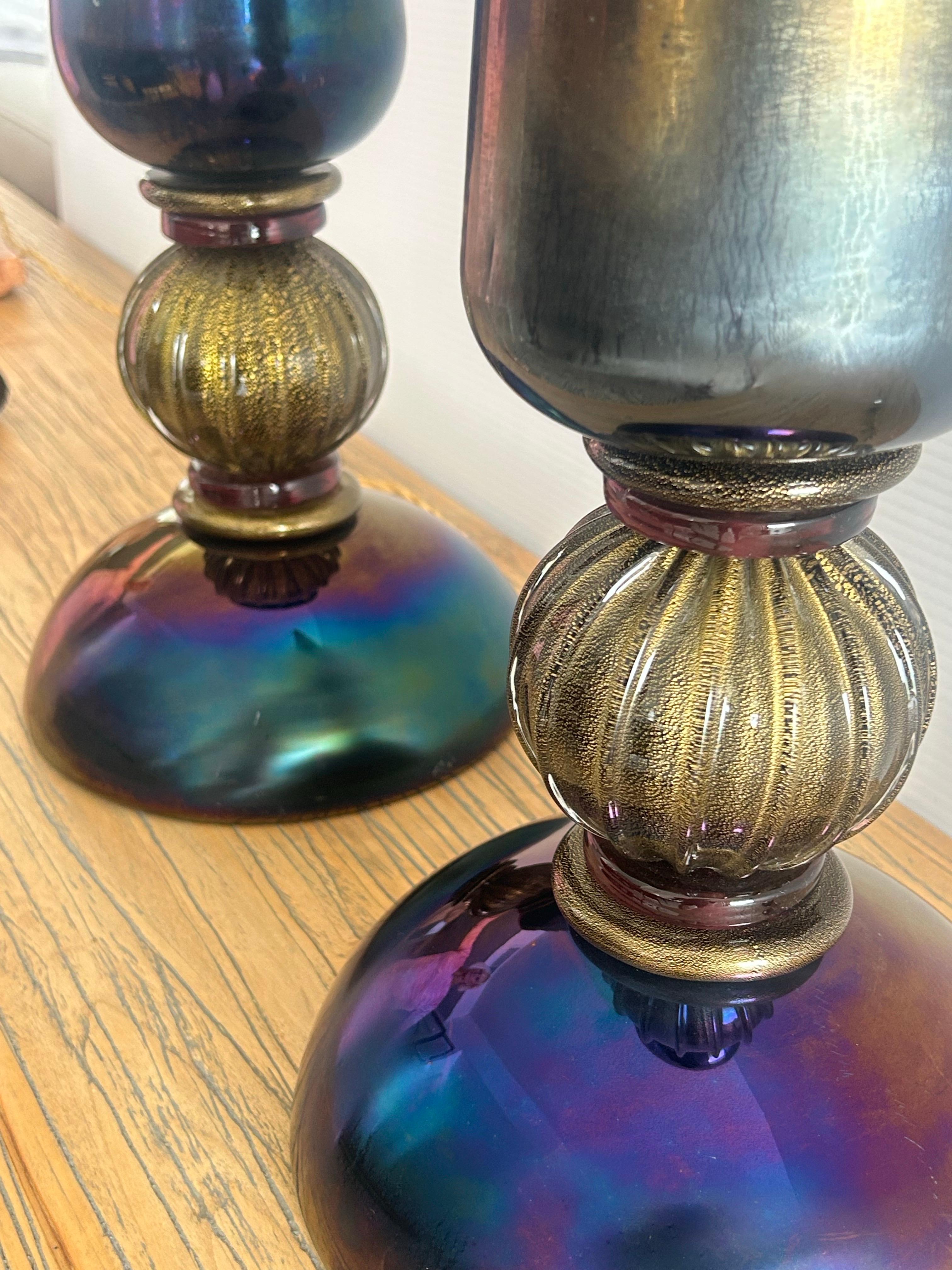 C'est une très belle paire de lampes.... Je m'occupe de lampes en verre de Murano depuis 40 ans et je n'ai jamais vu celles-ci. elles ont une belle finition comme un miroir.  sont  bleu avec de belles nuances de  couleurs... Voir toutes les photos.