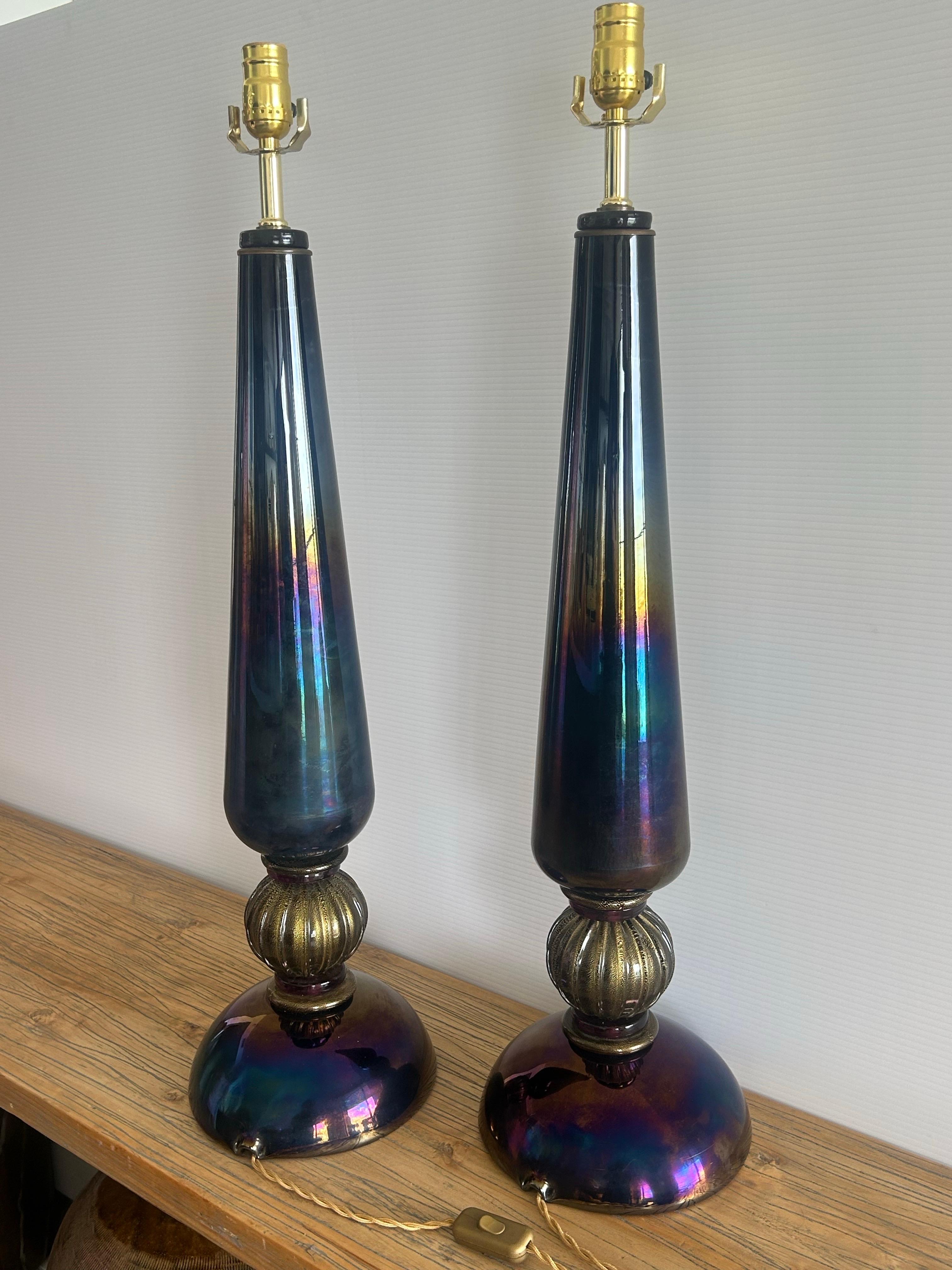 Hollywood Regency Paire de grands objets de Murano de couleur bleue.  lampes en verre . irisées et rares. en vente