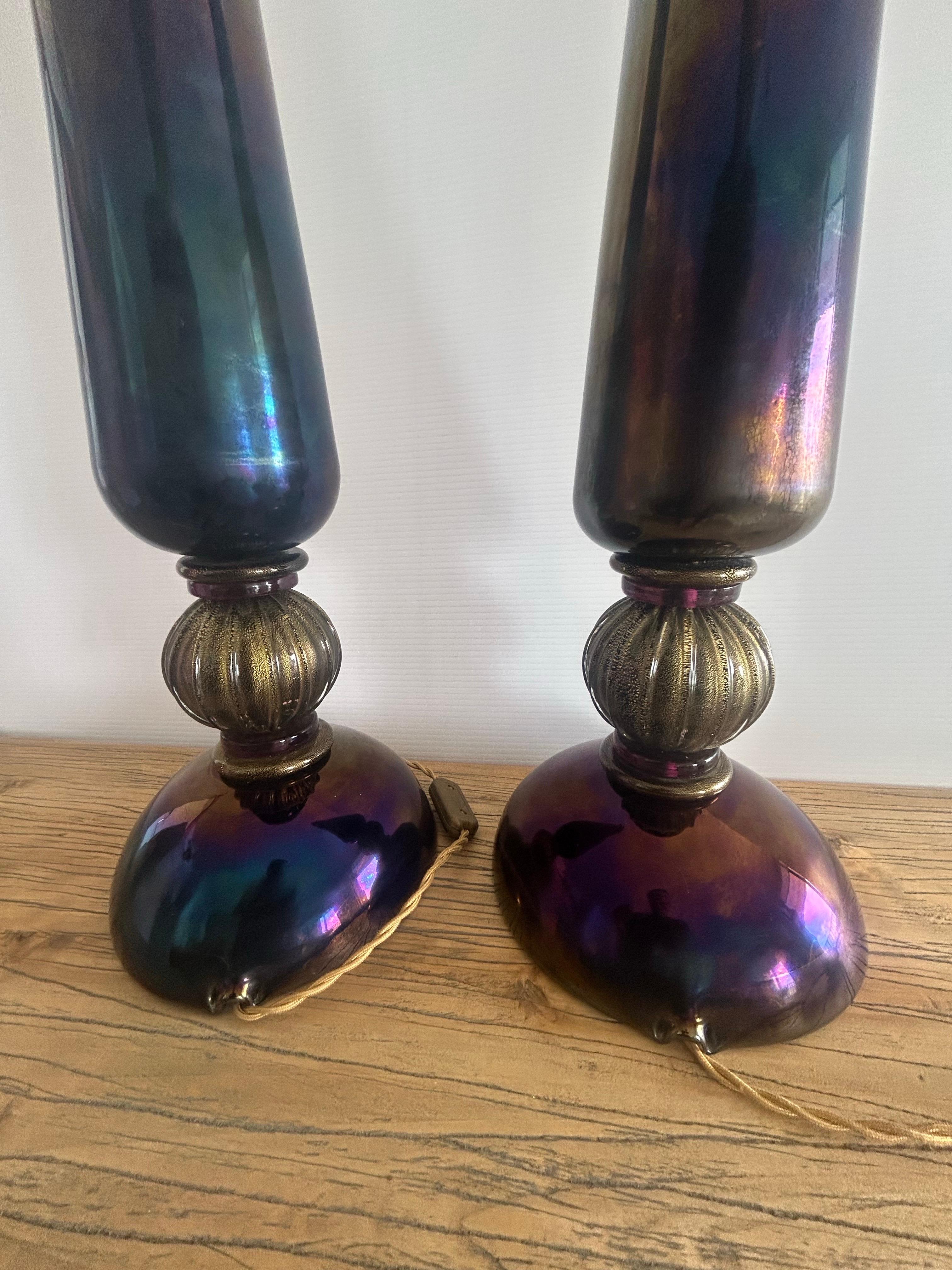 italien Paire de grands objets de Murano de couleur bleue.  lampes en verre . irisées et rares. en vente